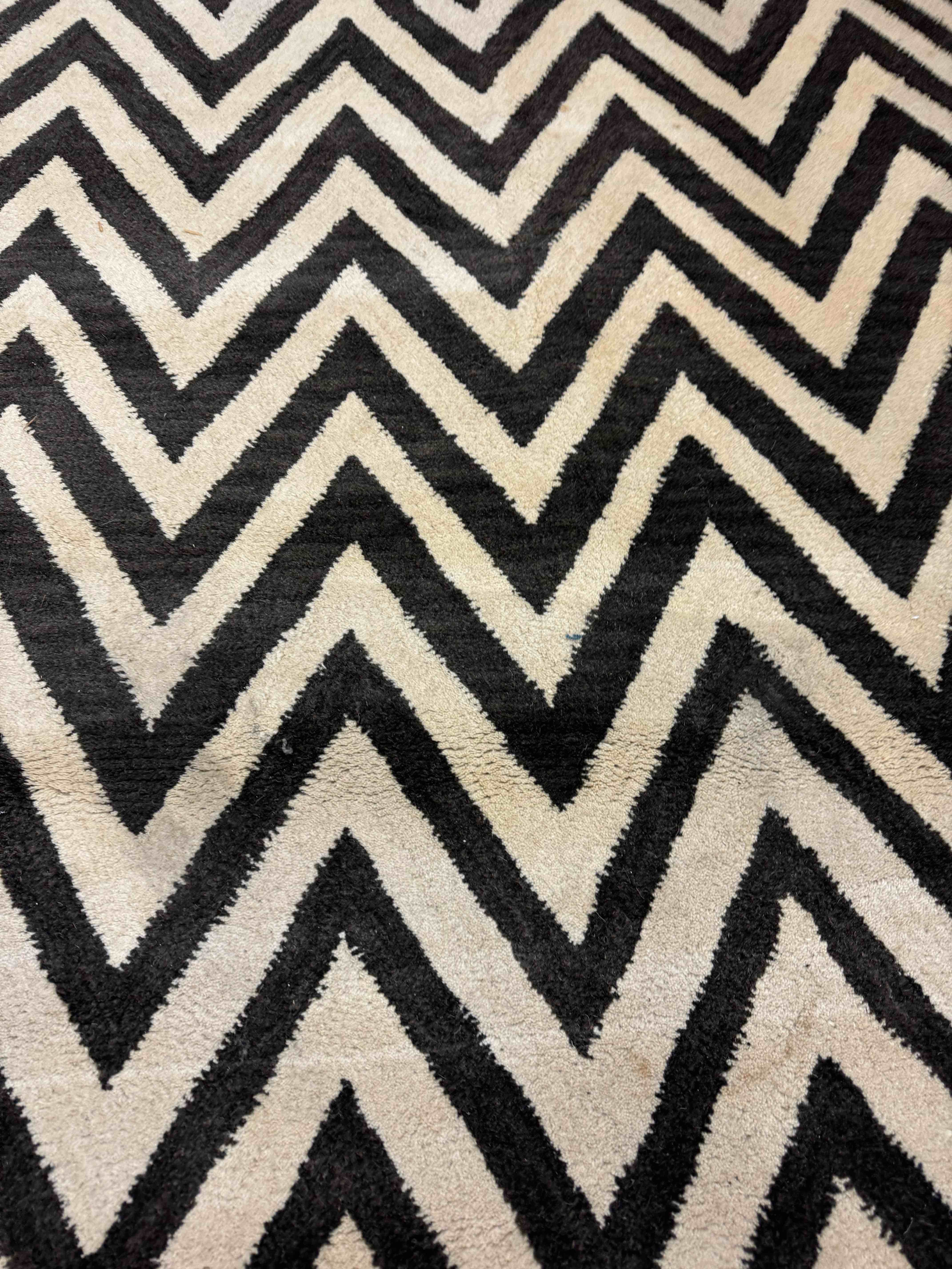 5x8 Hand Tufted Traditional Black And Beige Assorted Rug