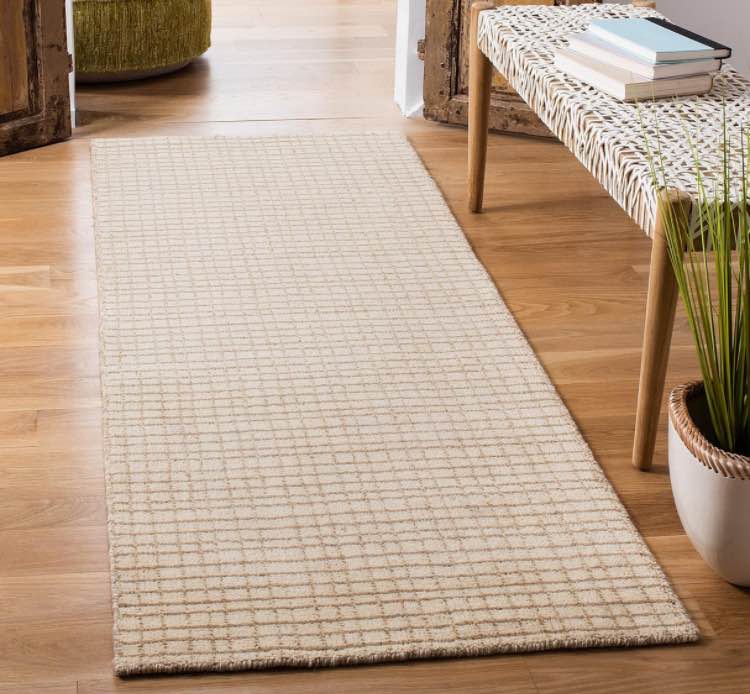 SAFAVIEH Himalaya Collection Runner Rug - 2'6" x 7', Beige, Handmade Wool, Ideal for High Traffic Areas in Living Room, Bedroom (HIM241A)