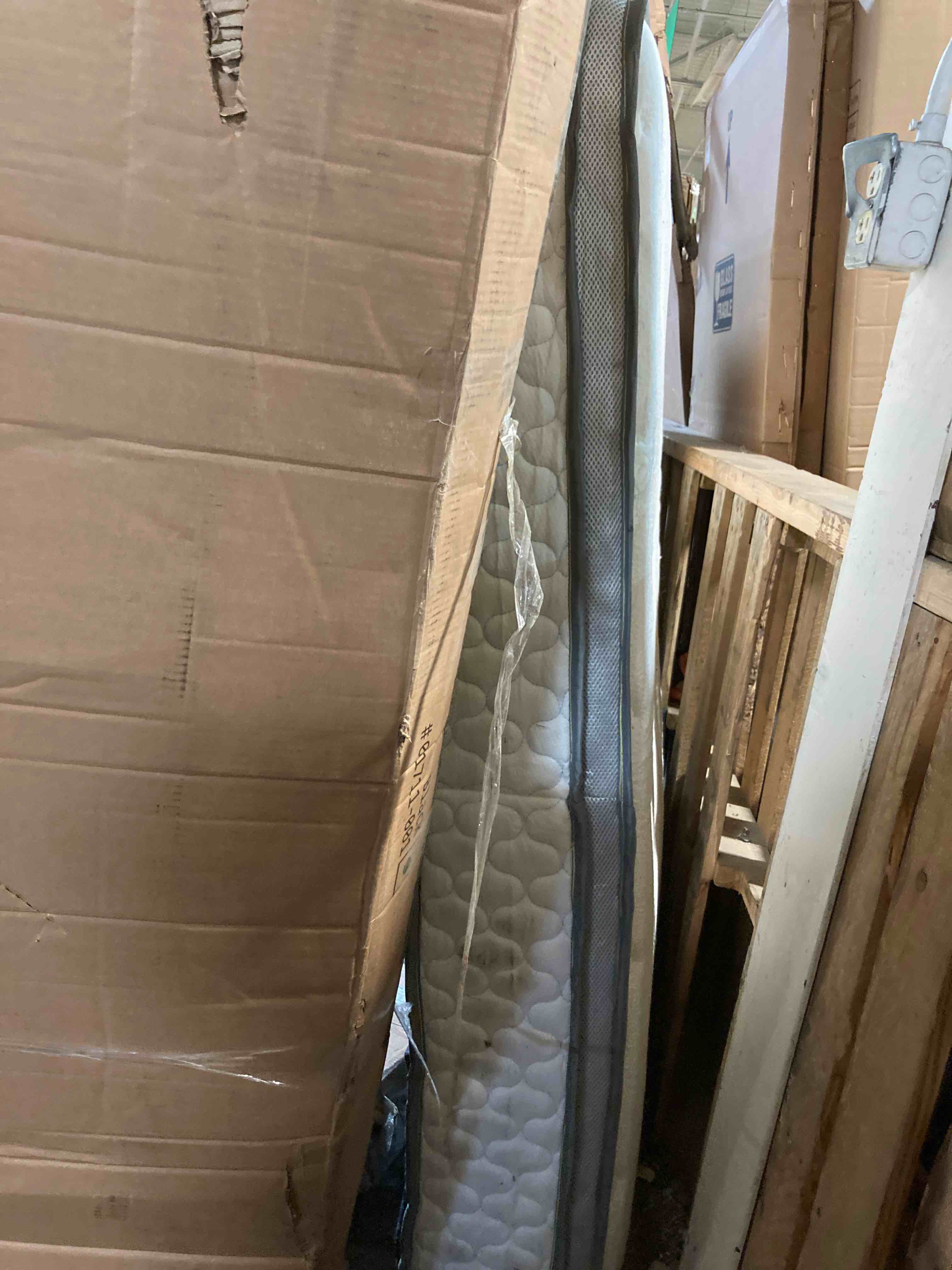 https://s3.amazonaws.com/lotting-images-prod/phillipi/YEL5671473_1706205112789.jpeg