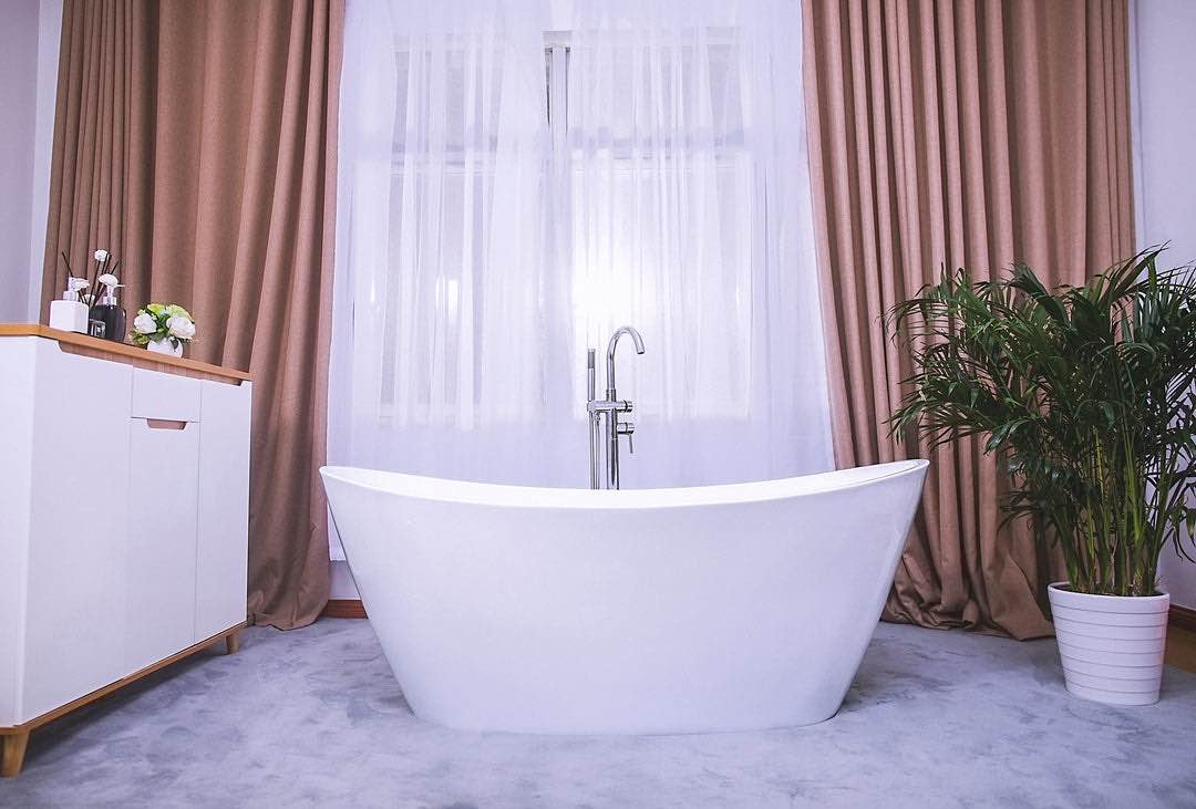  Empava 59in. Freestanding Soaking Bathtub - EMPV-59FT1518 WMPVAPPL-59FT158 Bathtub (2 Very Minor Cracks Ontop Step Over Very Repairable Above the Water Line, See Photos.)