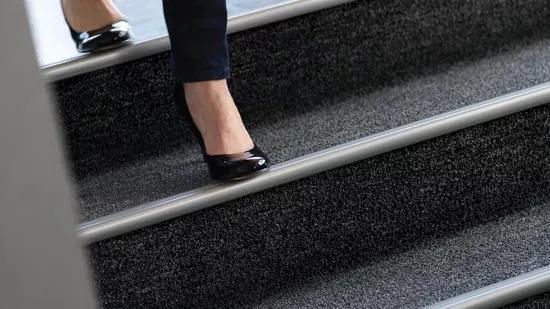 (Variety Pallet of Sizes) Tarkett CIN2561014 Elegant finish Colour combination with PVC stair nosings Easy cleaning and maintenance TECHNICAL SPECIFICATIONS Length: 0,38 m, 0,40 m Items per box: 20