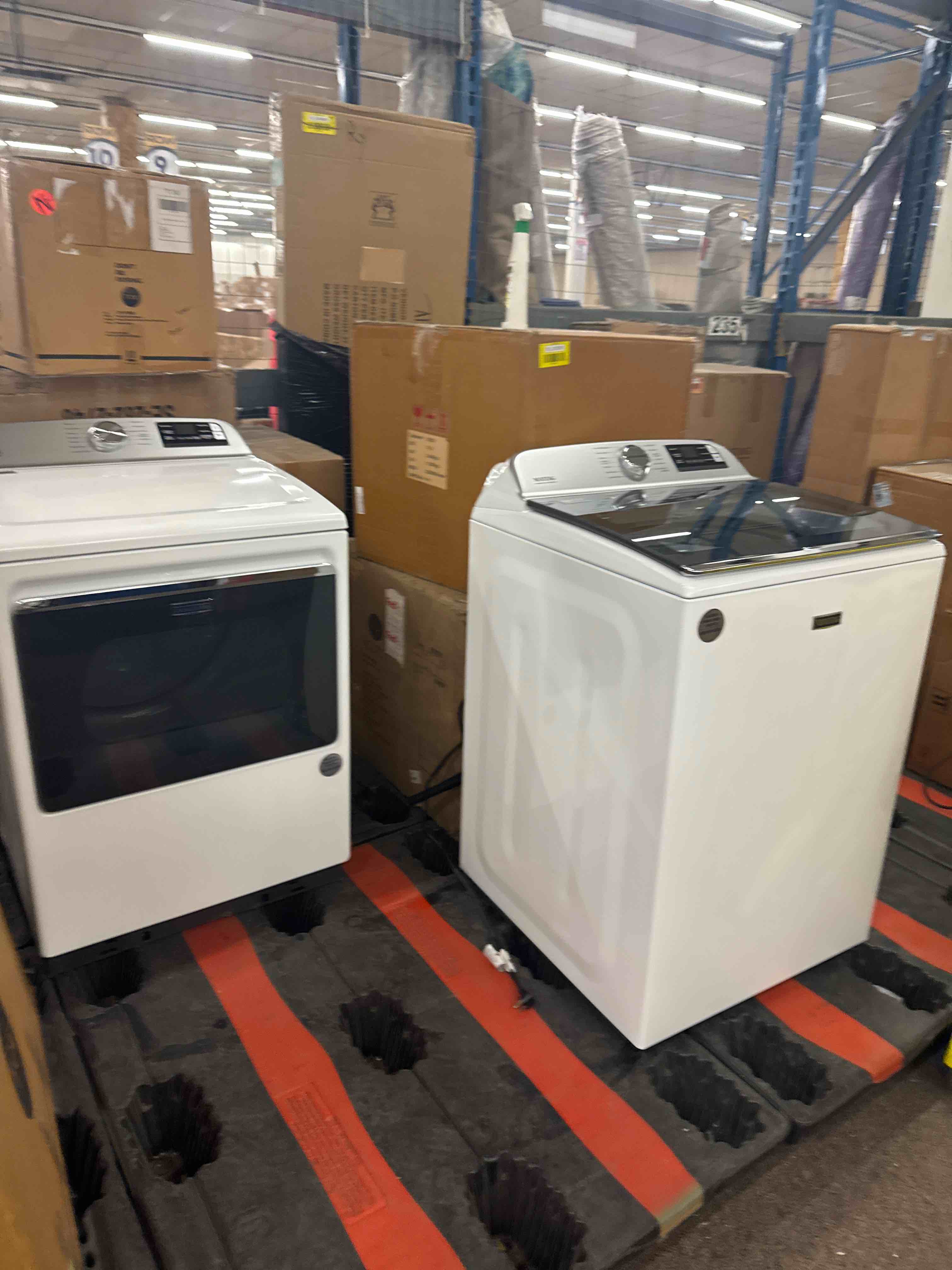 https://s3.amazonaws.com/lotting-images-prod/phillipi/YEL5873657_1737044436096.jpeg