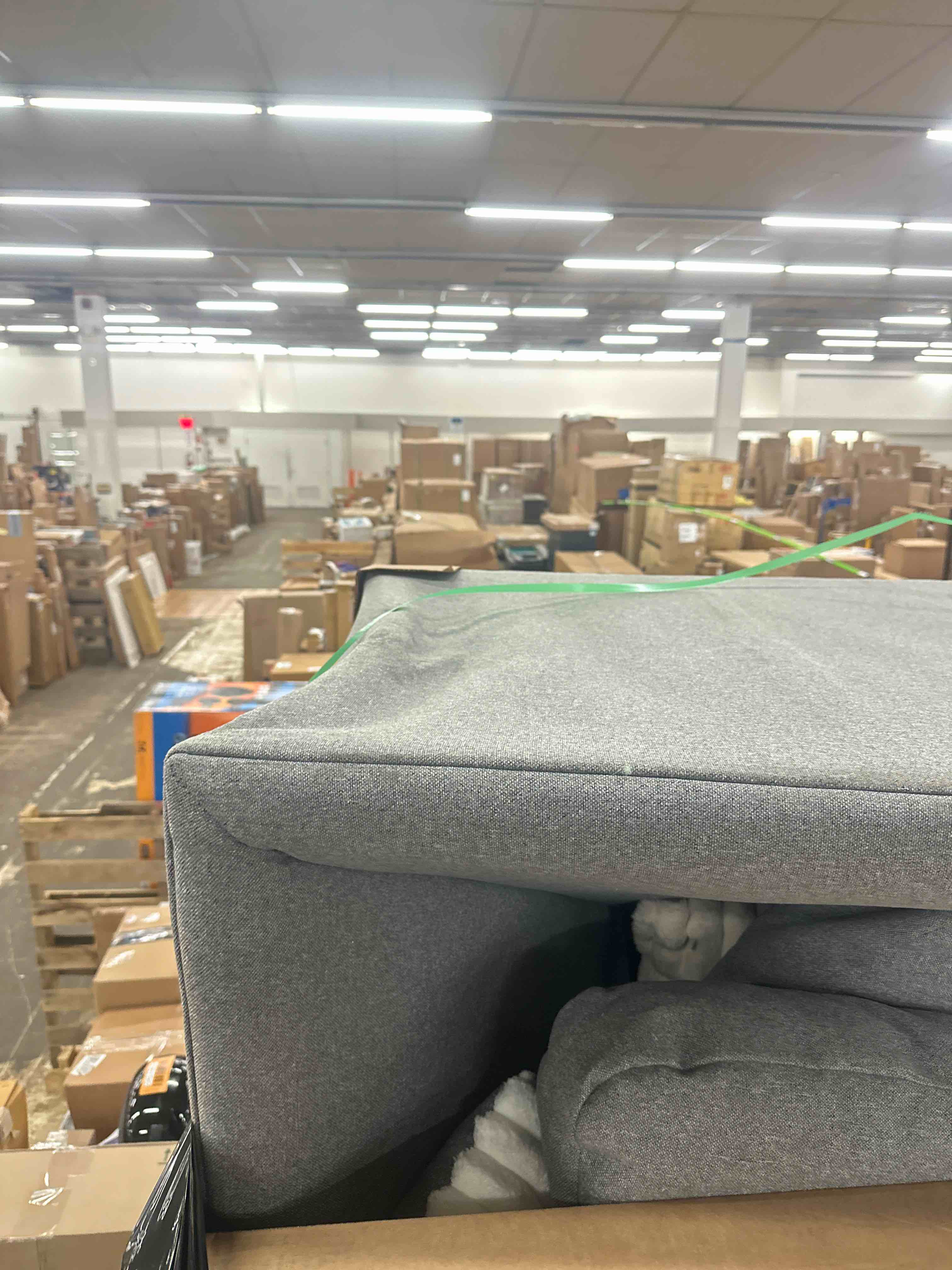 https://s3.amazonaws.com/lotting-images-prod/phillipi/YEL5874246_1743093381648.jpeg