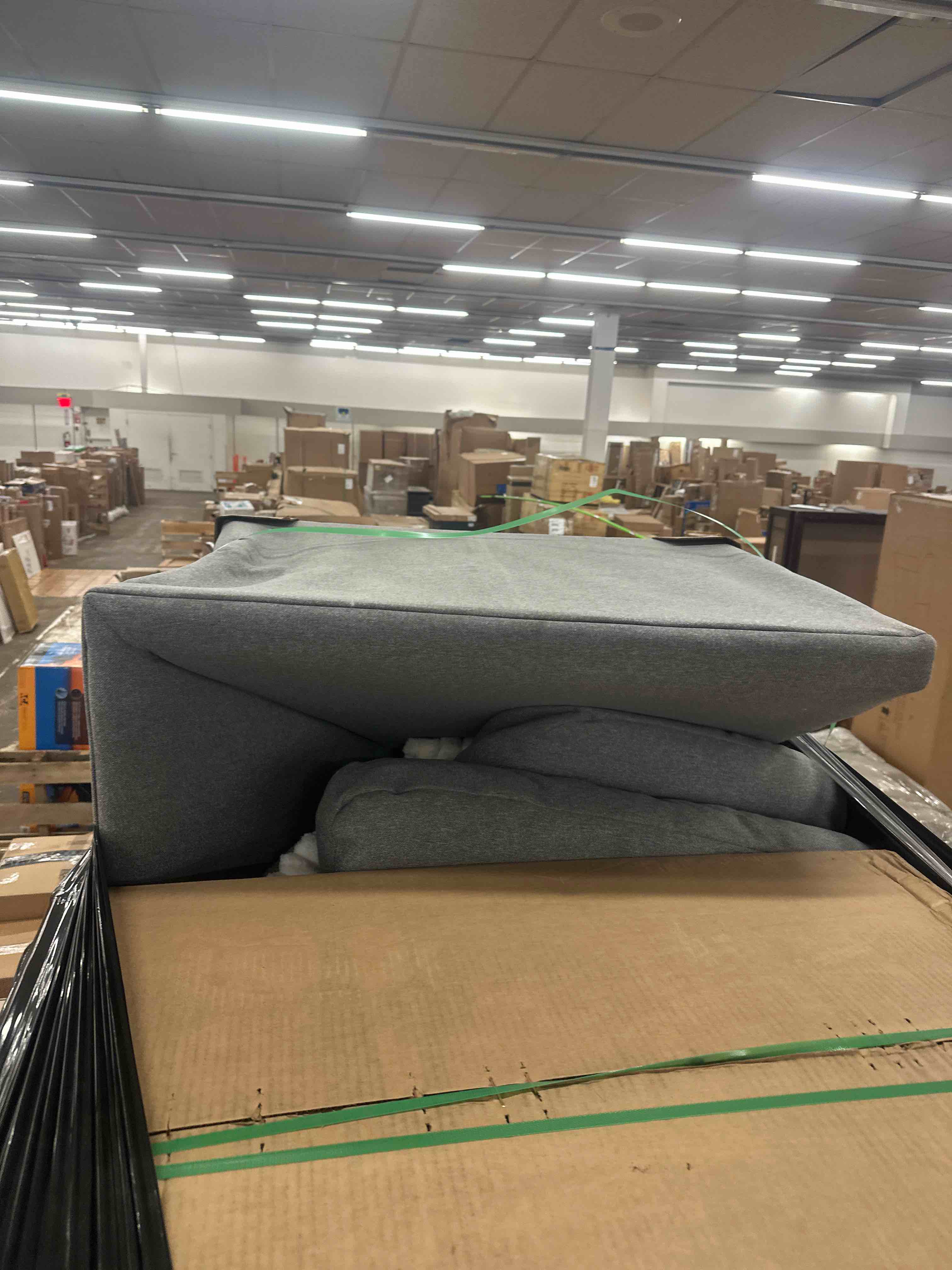 https://s3.amazonaws.com/lotting-images-prod/phillipi/YEL5874246_1743093389510.jpeg