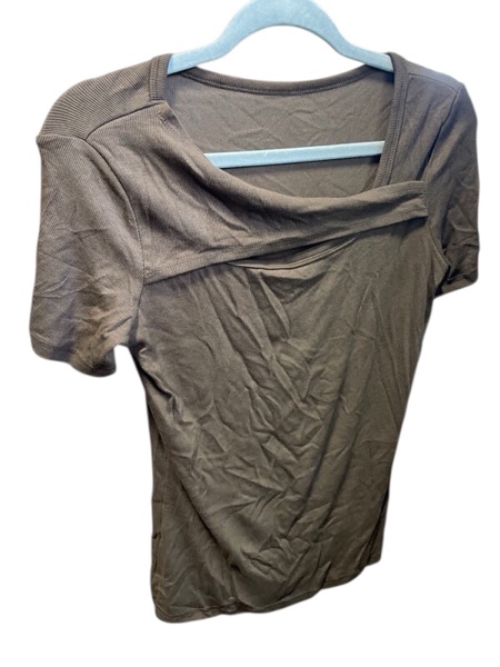 Luxurious and Modern Off-the-Shoulder Short-Sleeve T-Shirt