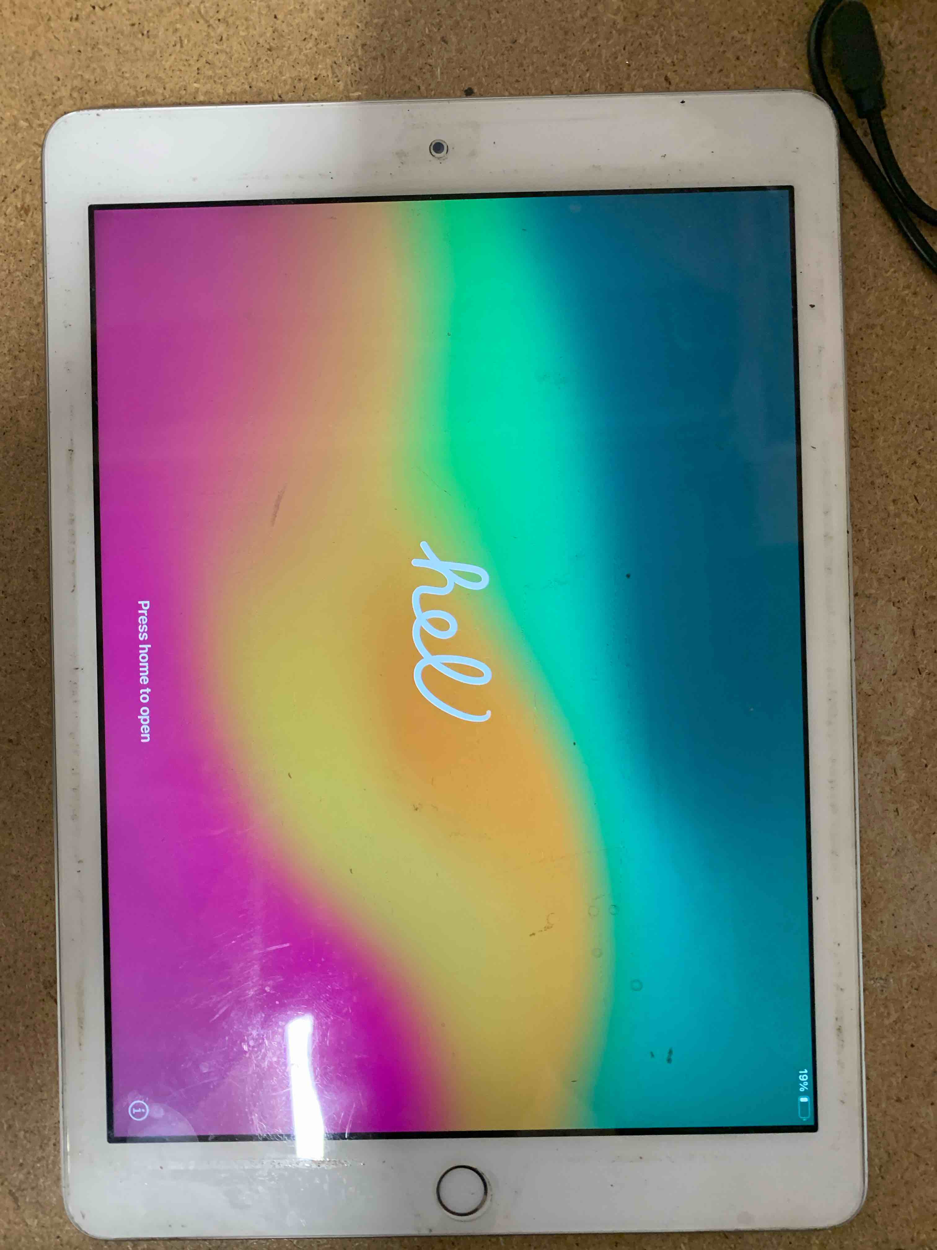 ( WORKING ) Apple 9.7in iPad (Early 2018, 32GB, Wi-Fi Only, Silver) MR7G2LL/A (Renewed)