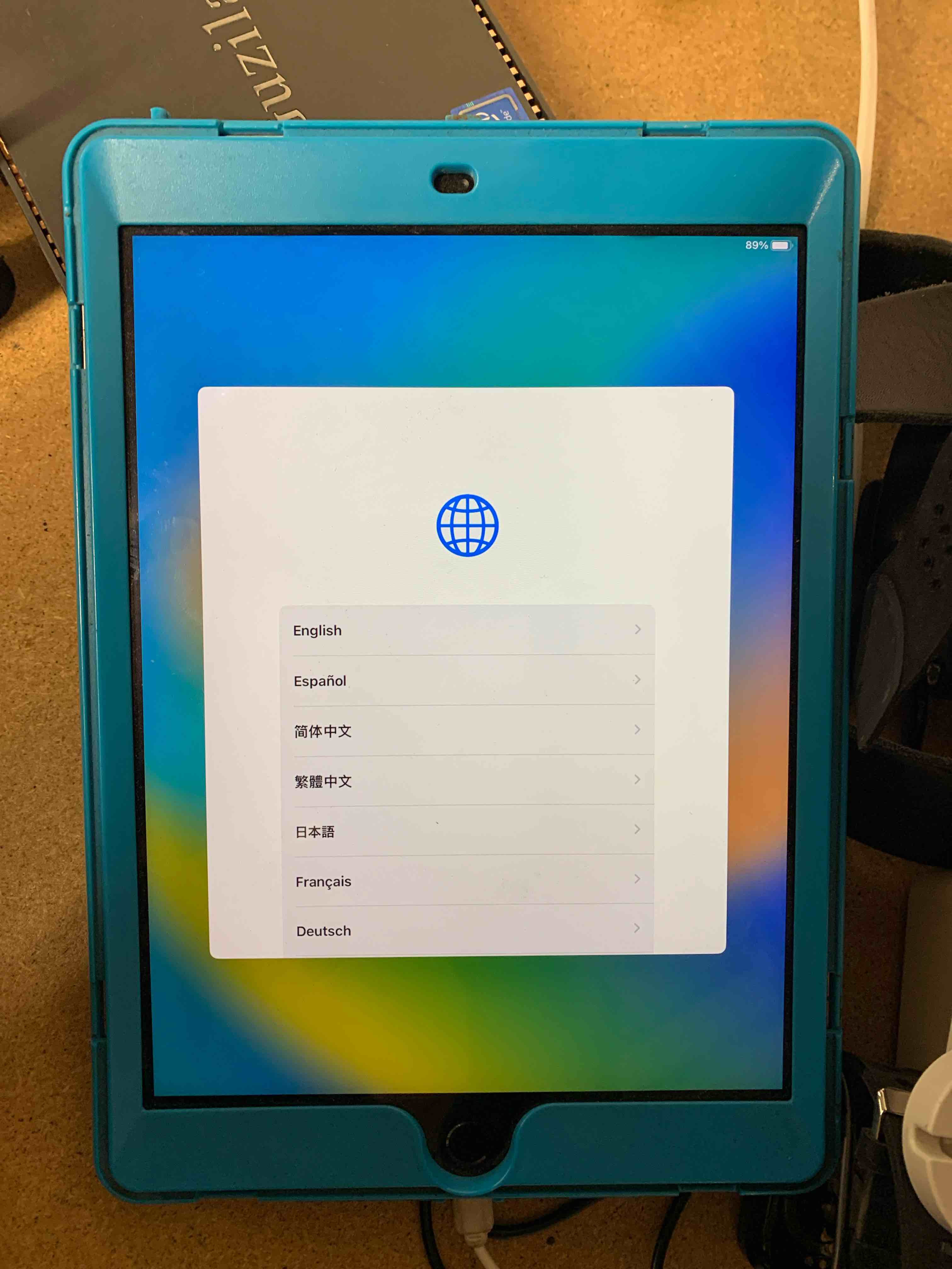 ( WORKING ) Apple iPad 2017 (9.7-inch, Wi-Fi, 32GB) - Space Gray (Renewed)