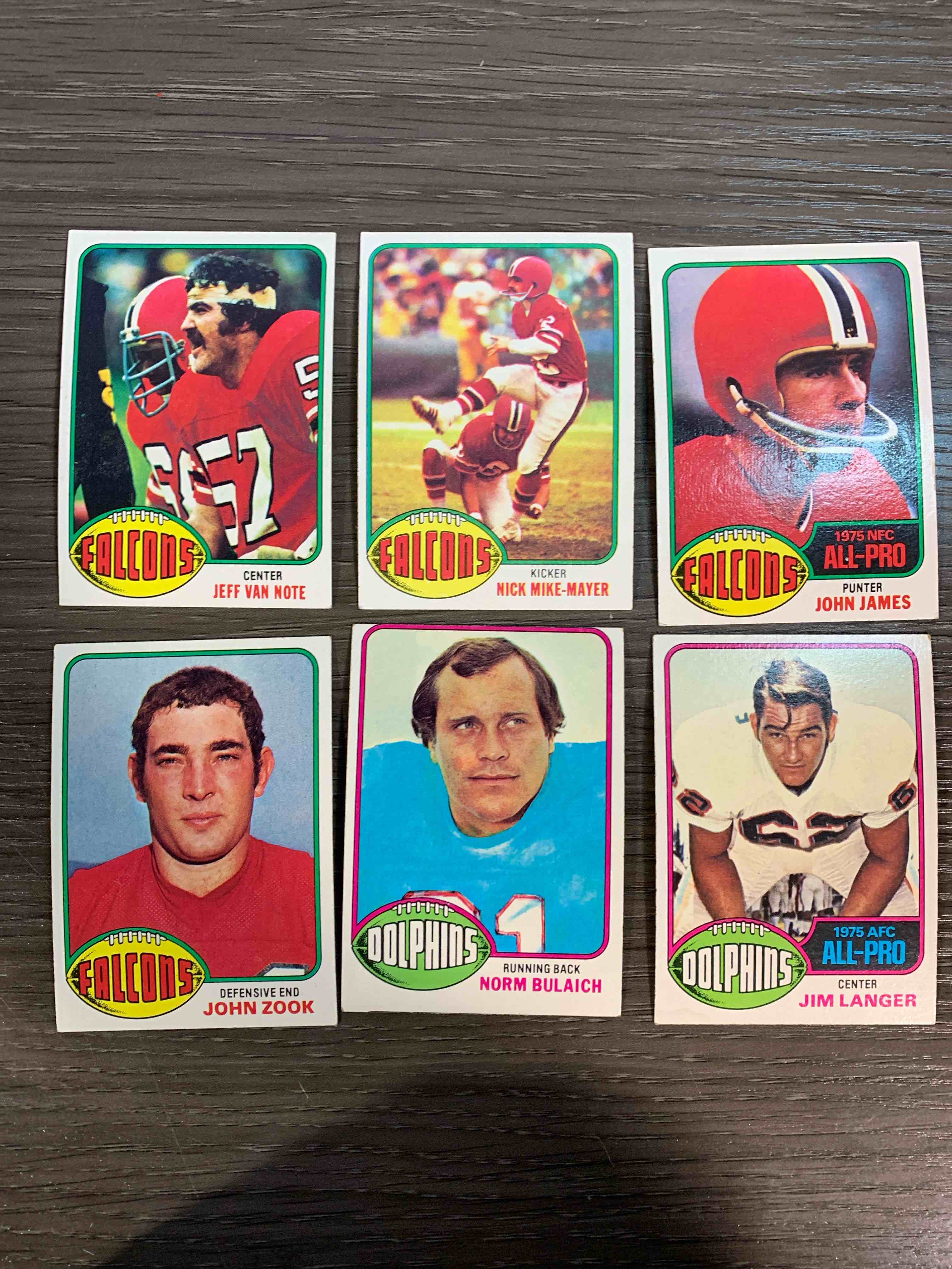 Condition photo showing Good Condition for 1976 Topps Football Card Lot 