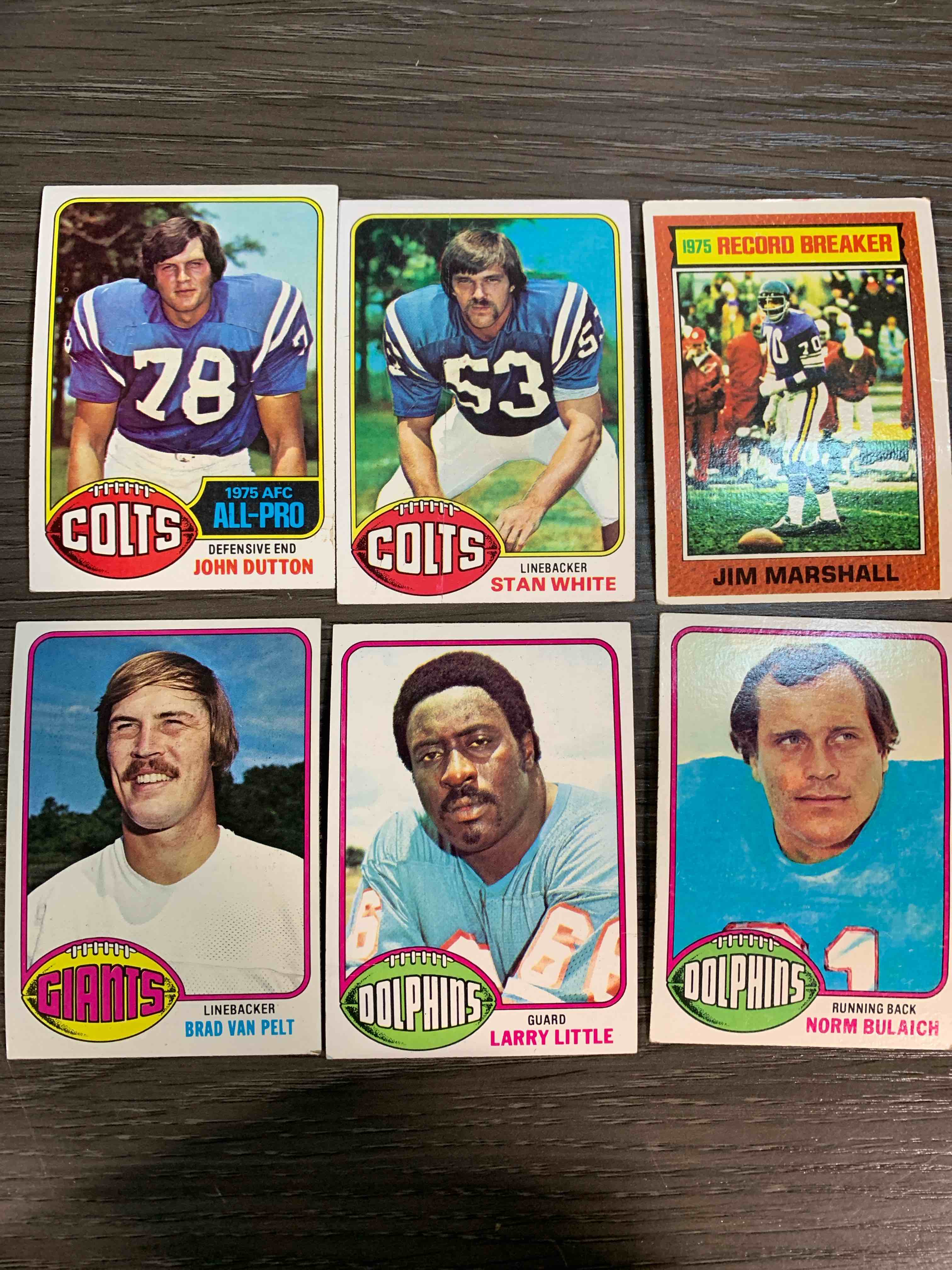 Condition photo showing Good Condition for 1976 Topps Football Card Lot 