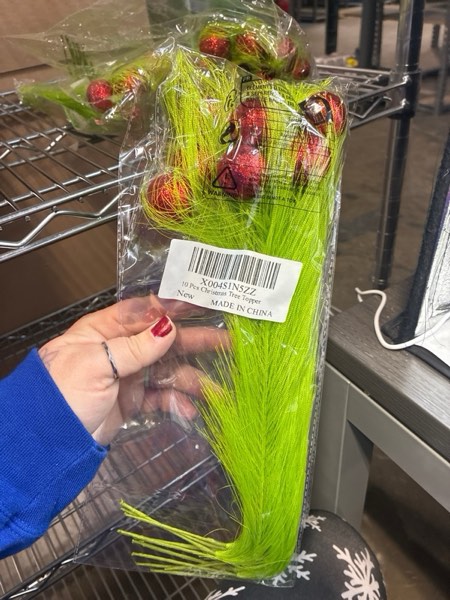 Condition photo showing New/Like New for 10 Pcs Lime Green Artificial Branches for Christmas Decorations, 16'' Faux Greenery Stems Fake Picks for Vase DIY Crafts Garland Wreath Christmas Indoor Decor