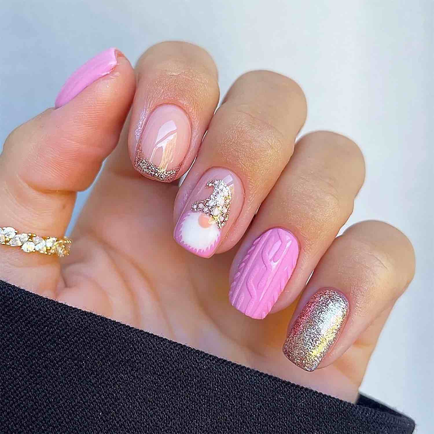 24pcs Christmas Press on Nails Short Square Santa Hat Fake Nails with Glitter Designs French Tip False Nails Pink Acrylic Nails Xmas Artificial Nails for Women Girl Holiday Nail Decoration