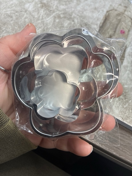 Condition photo showing New/Like New for 4 PCS Dog Paw Cookie Cutters Set, 3D Homemade Biscuit Treats Cutters, Stainless Steel Dog Paw Shape Cutters for Cookie Baking, Biscuits, Vegetable, Sandwiches