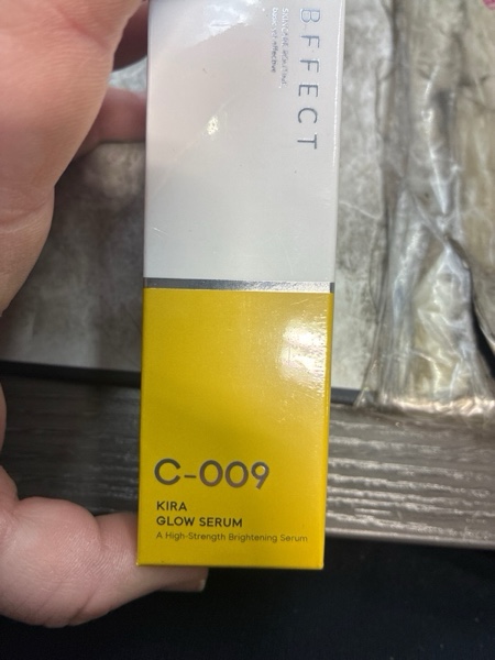 Condition photo showing New/Like New for Kira Glow 9% Vitamin C + E + Ferulic Acid Serum, Professional Brightening & Anti-Aging Serum for Face, Dark Spots Correcting & Boosts Radiance, 1 Fl Oz