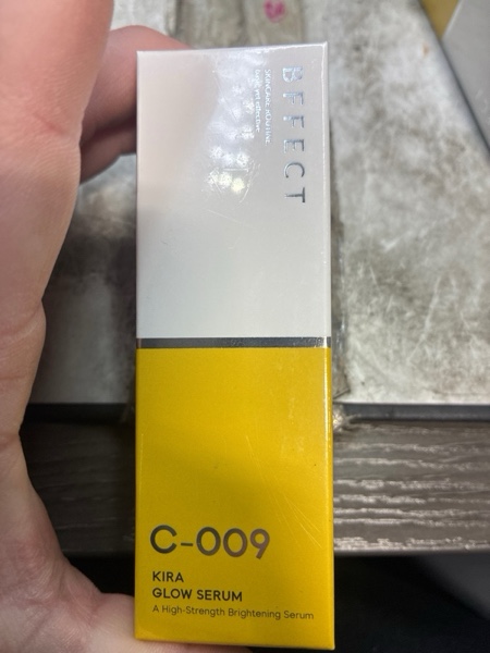 Condition photo showing New/Like New for Kira Glow 9% Vitamin C + E + Ferulic Acid Serum, Professional Brightening & Anti-Aging Serum for Face, Dark Spots Correcting & Boosts Radiance, 1 Fl Oz