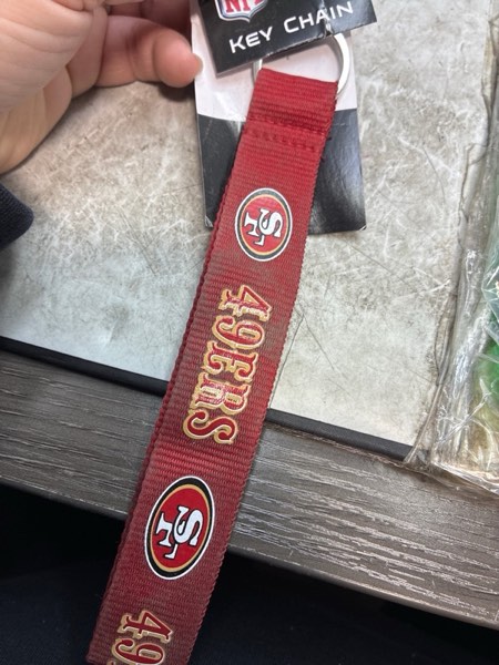 Condition photo showing Good Condition for Siskiyou Sports NFL unisex-adult Lanyard Key Chain