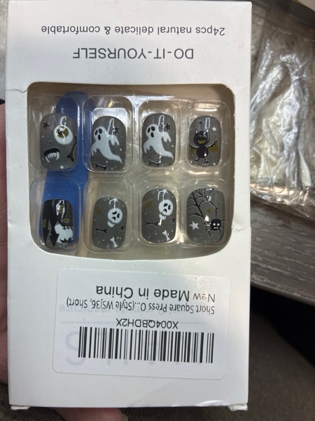 Condition photo showing New/Like New for Medium Square Press On Nails Halloween Fake Nails Flower With Skull Design Black False Nails Glossy Glue On Nails Cute Stick On Nail Artificial Nail For Women Girls 24pcs Black Flower Skull WSJ48 Short