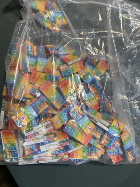 Condition photo showing New/Like New for THE TWIDDLERS - Boxes of Mixed Coloured Wax Crayons - 4 Crayons per Box for Kids Colouring Activity and Party Bag Fillers