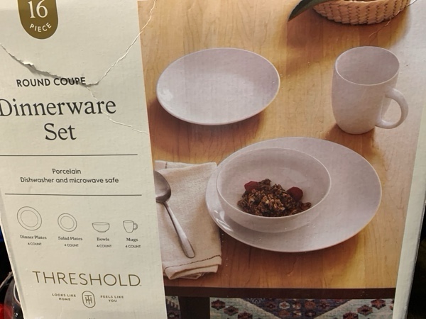 Condition photo showing New/Like New for THRESHOLD Dinnerware Set