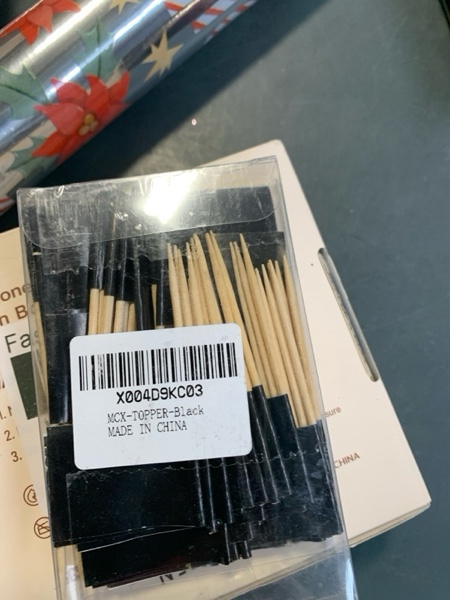 Condition photo showing New/Like New for EFIVS ARTS 100 Pcs Blank Toothpick Flags Black Paper Cheese Markers Food Labels for Cake Toppers Charcuterie Cheese Board Cocktail Food Decorations