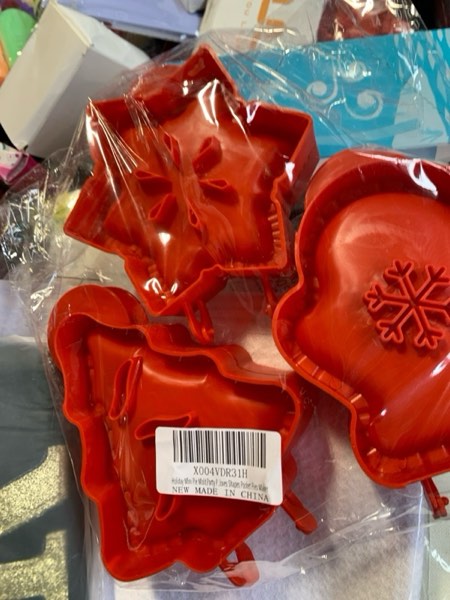Condition photo showing New/Like New for Holiday Mini Pie Mold,Party Potluck Hand Pie Molds,Hand Pie Press Mold Maker for Baking,Winter Snowflake Christmas Tree and Gloves Shapes Pocket Pies Maker