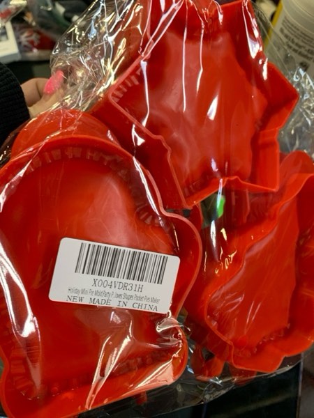 Condition photo showing New/Like New for Holiday Mini Pie Mold,Party Potluck Hand Pie Molds,Hand Pie Press Mold Maker for Baking,Winter Snowflake Christmas Tree and Gloves Shapes Pocket Pies Maker