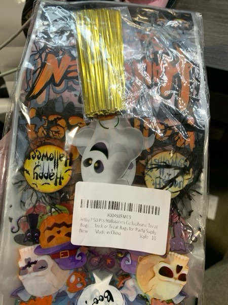 Condition photo showing New/Like New for Artby7 50 Pack Halloween Cellophane Treat Bags, Plastic Goodie Candy Bag Goody Snack Bags Bulk Party Favors with 50 pcs Twist Ties Pattern 10