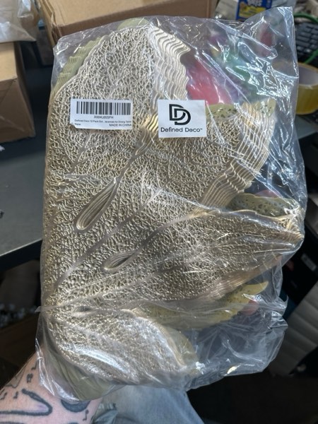 Condition photo showing New/Like New for Placemats Set of 12,16 Inch Leaf Shaped Vinyl Placemats,Table Mats Washable and Wipeable Place Mats for Wedding Party Kitchen Decorations(Glod) Set of 12-gold