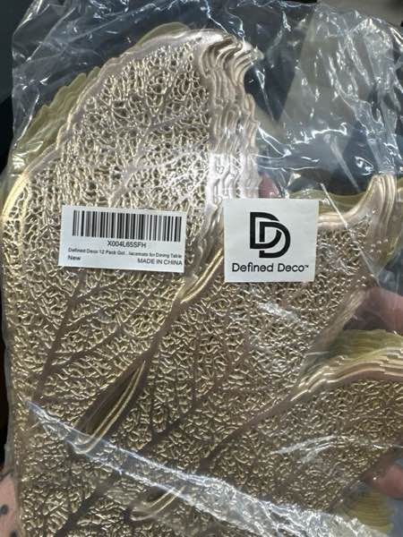 Condition photo showing New/Like New for Placemats Set of 12,16 Inch Leaf Shaped Vinyl Placemats,Table Mats Washable and Wipeable Place Mats for Wedding Party Kitchen Decorations(Glod) Set of 12-gold