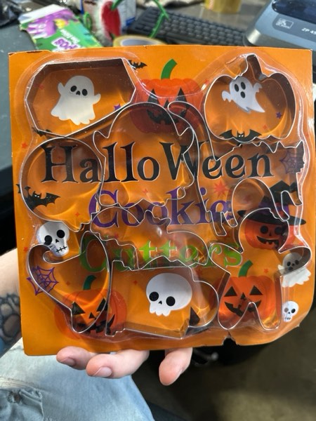 Condition photo showing New/Like New for OHOME 9 PCS Halloween Cookie Cutters Kit Halloween Party Favors - Shaped in Bat Ghost Cat Pumpkin Coffin | Stainless Steel Halloween Party Decorations Food Baking Supplies for Kitchen