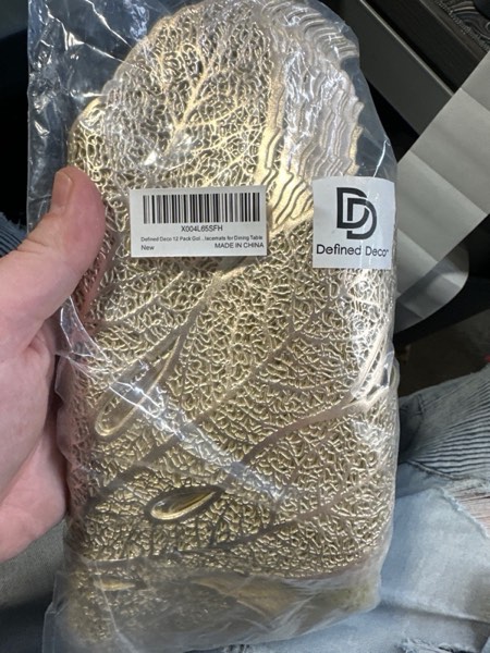 Condition photo showing New/Like New for Placemats Set of 12,16 Inch Leaf Shaped Vinyl Placemats,Table Mats Washable and Wipeable Place Mats for Wedding Party Kitchen Decorations(Glod) Set of 12-gold