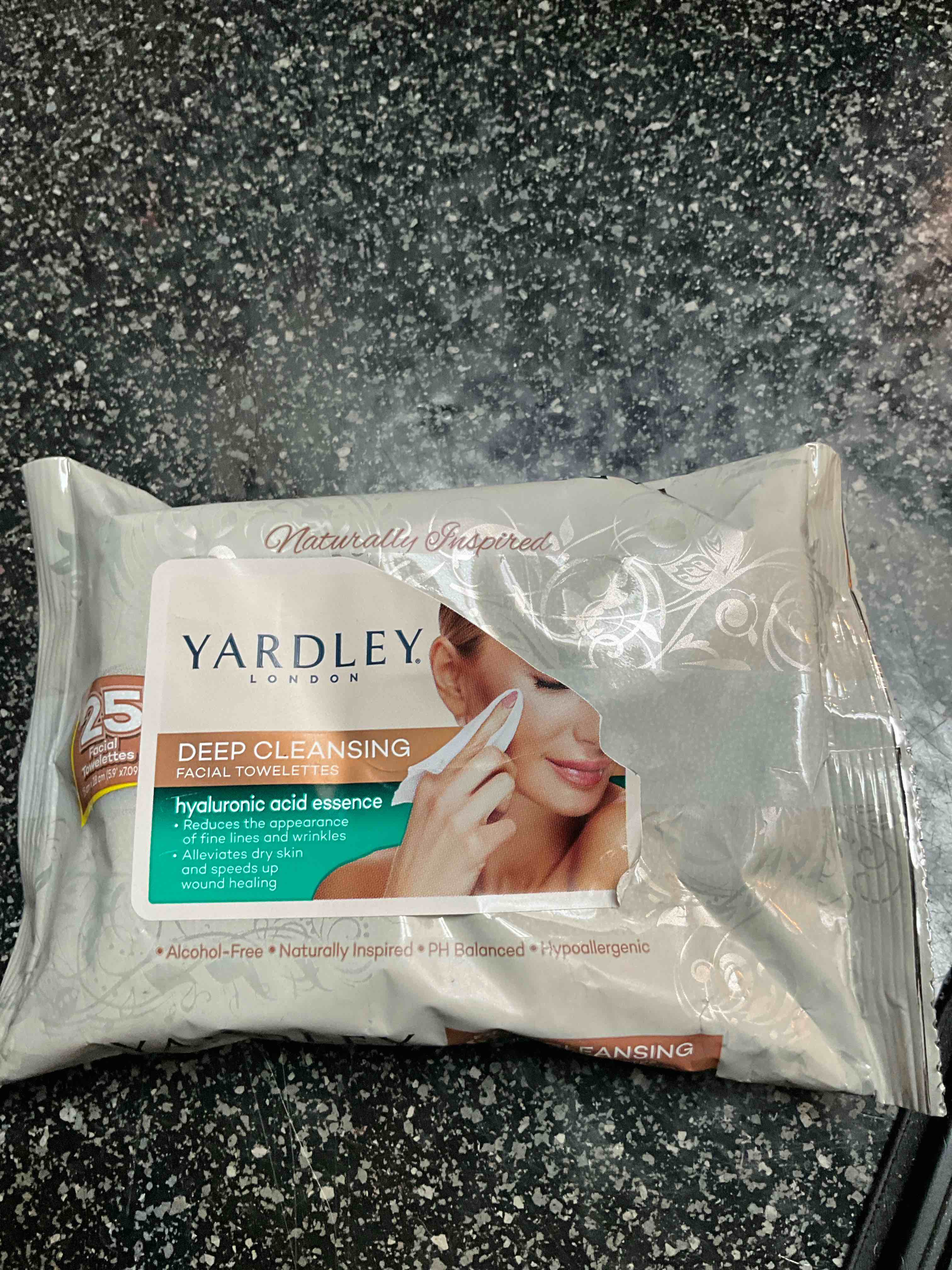 Yardley London - Deep Cleansing Facial Towelettes - Hyaluronic Acid Essence - 25 towelettes 