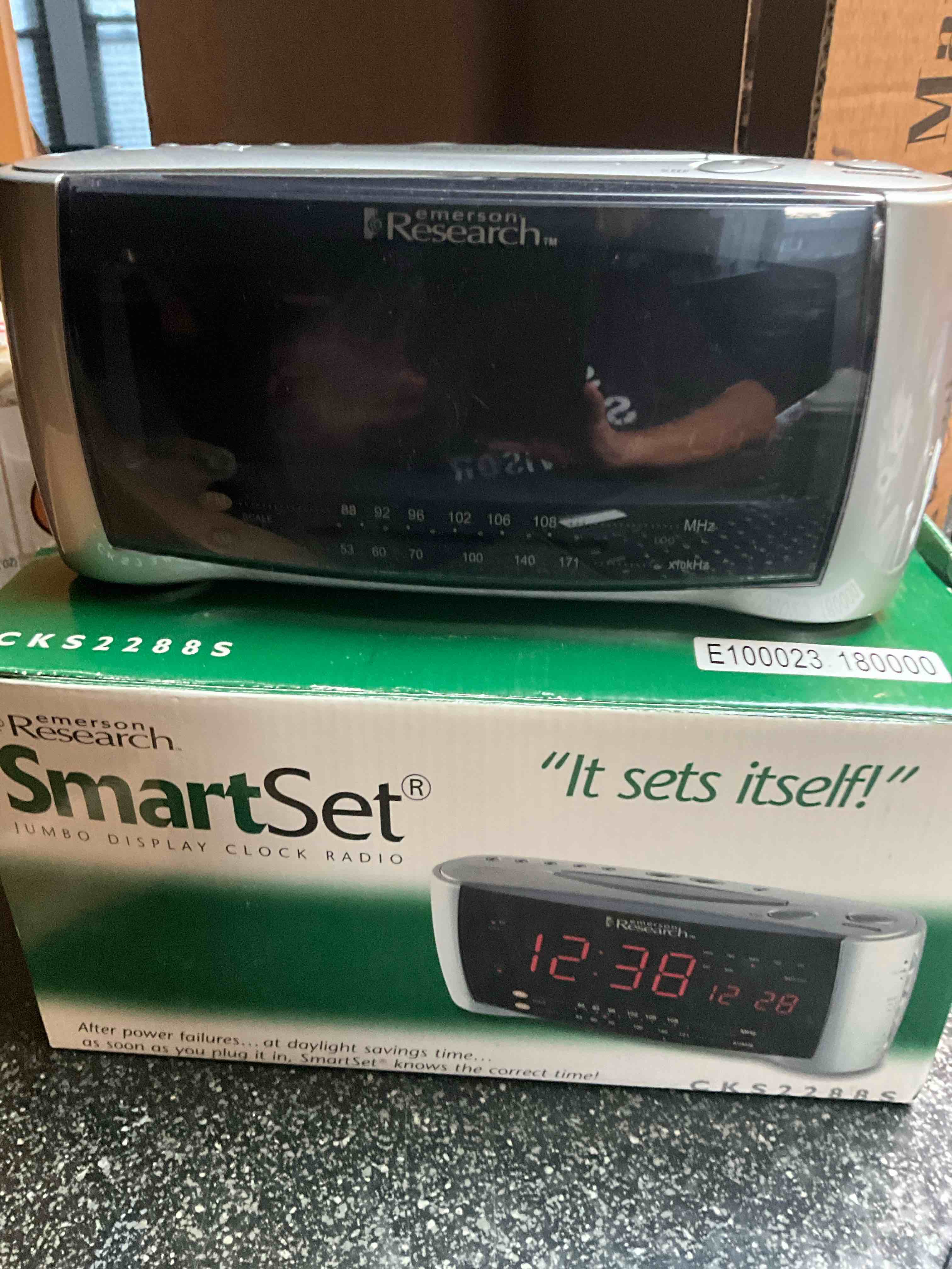 Emerson Research - Smart Set - Jumbo Display Clock Radio - It sets itself