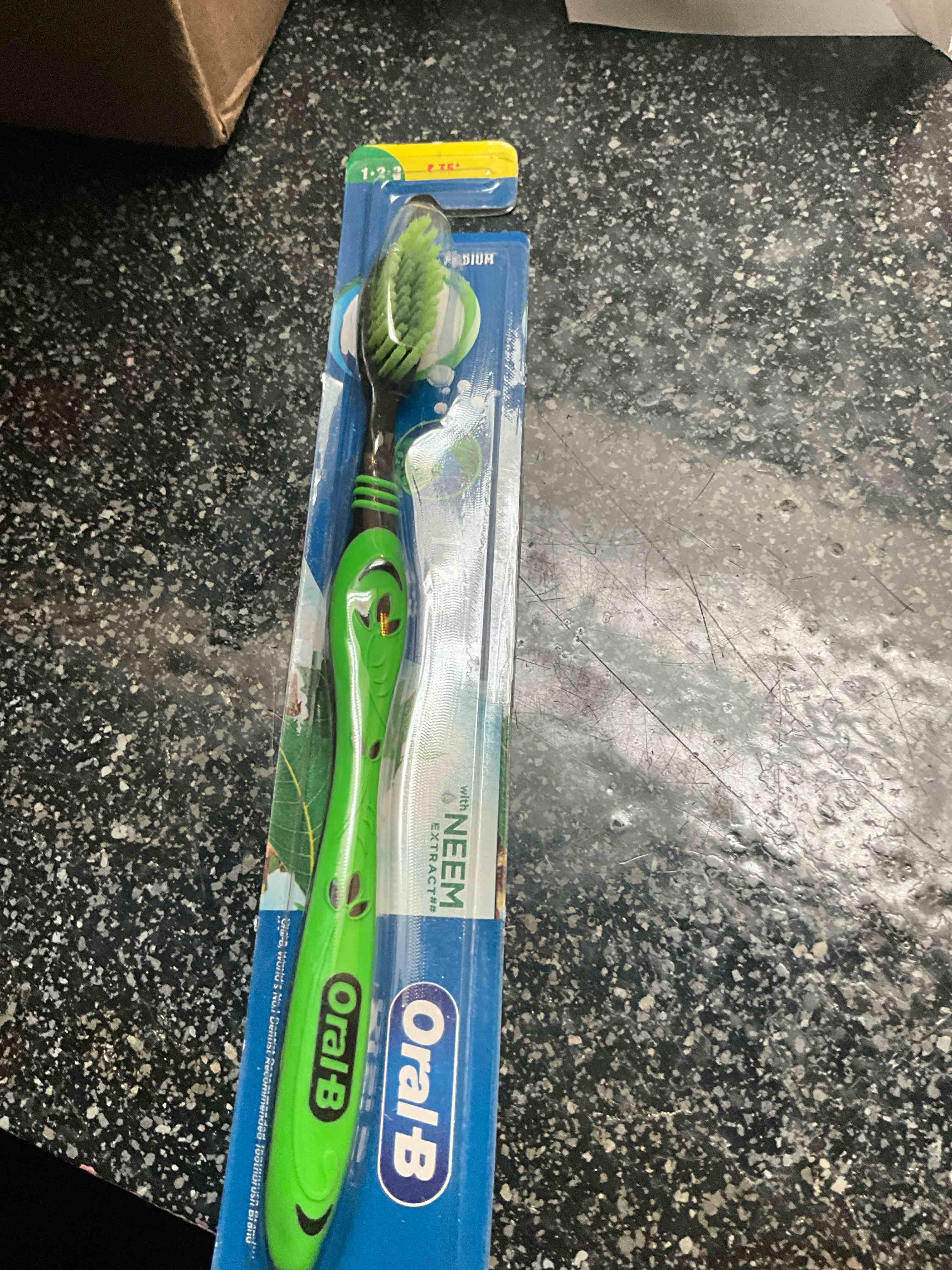 Oral-B with NEEM Extract - Toothbrush - Medium