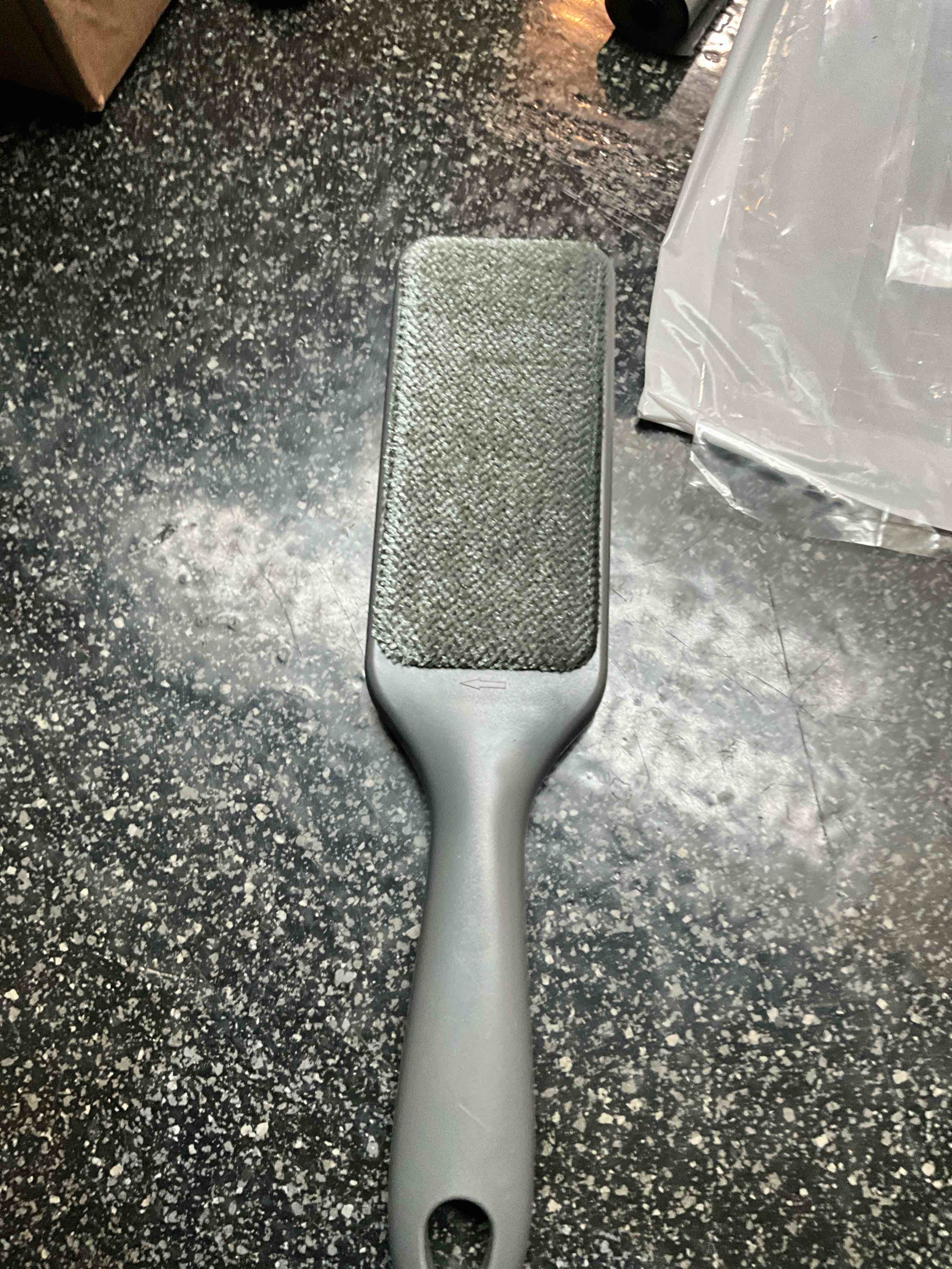 Lint Remover Brush - Self Cleaning - Protective Case