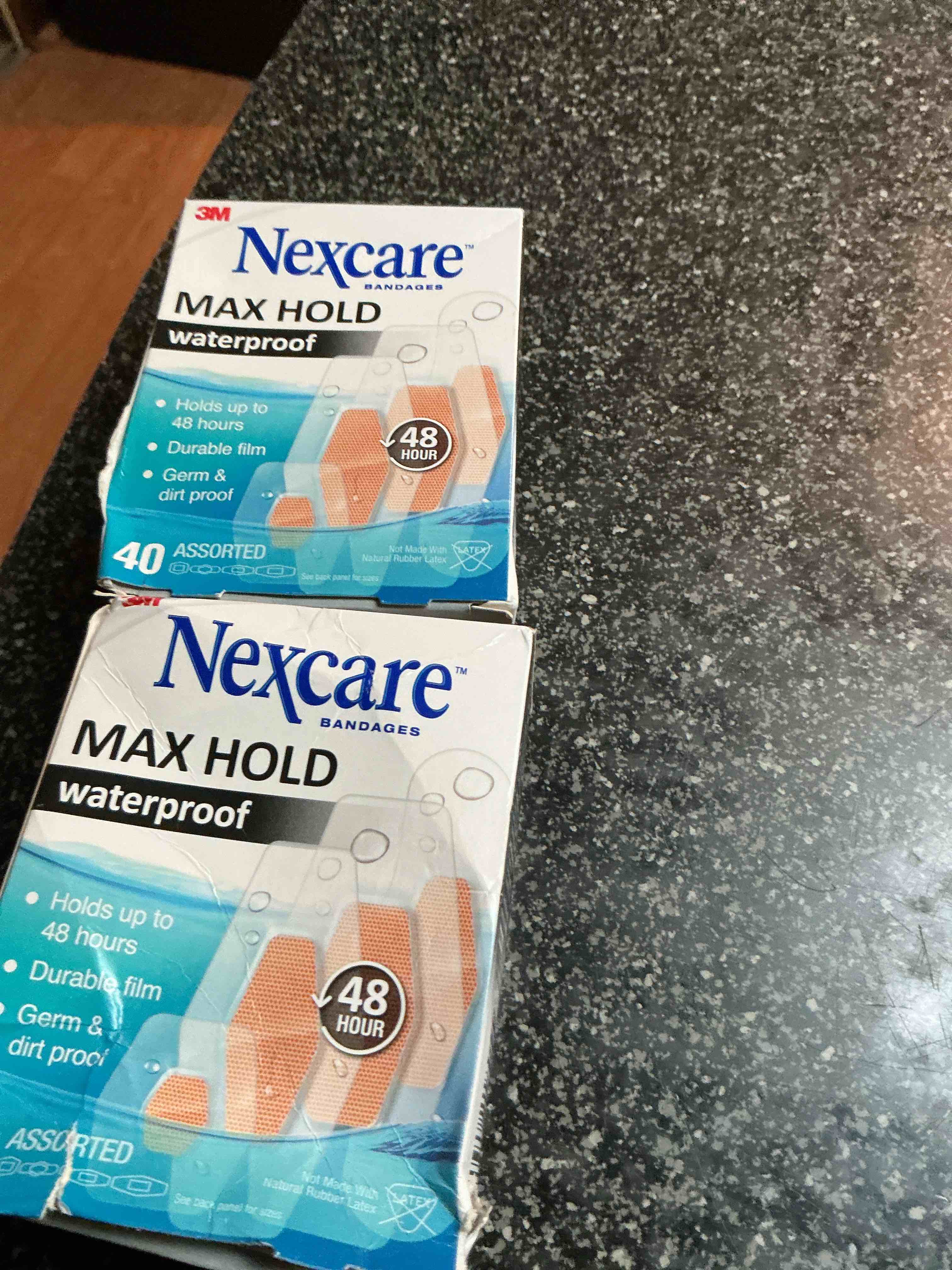 Nexcare Max Hold Waterproof Bandages, Stays On for 48 Hours, Flexible Bandages for Fingers, Knees and Heels - 40 Pack Clear Waterproof Bandages