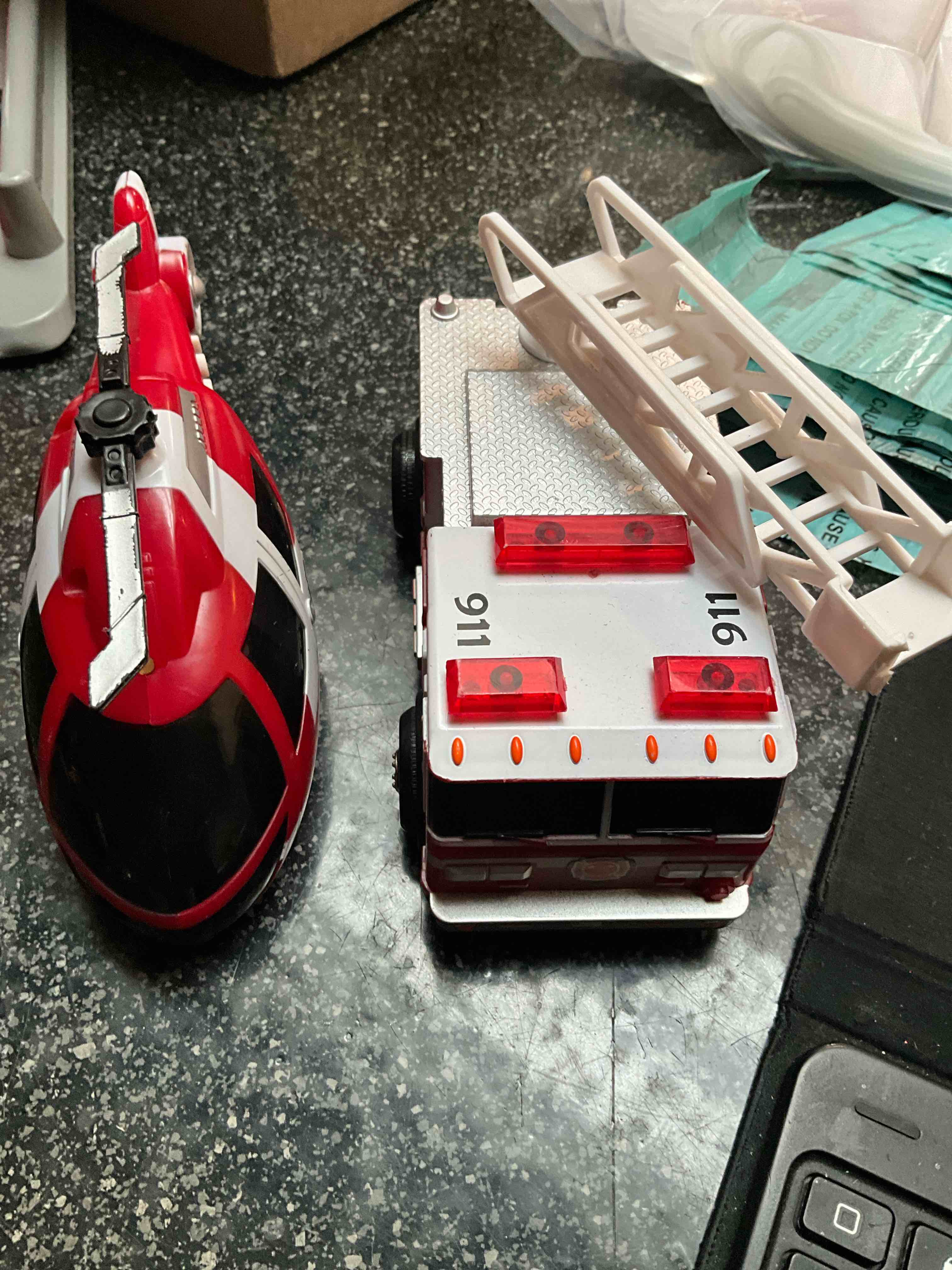 Maxx Action Rescue Set - Fire Engine/Helicopter - Lights & Sound