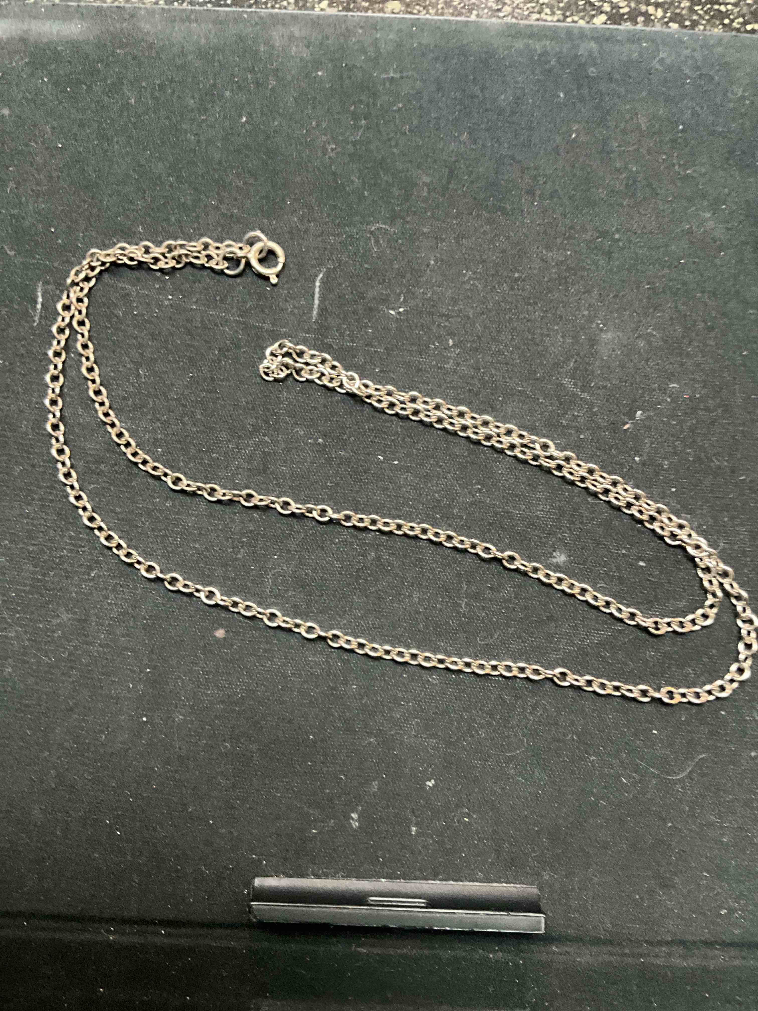 Condition photo showing Good Condition for Silver Chainlink Necklace 