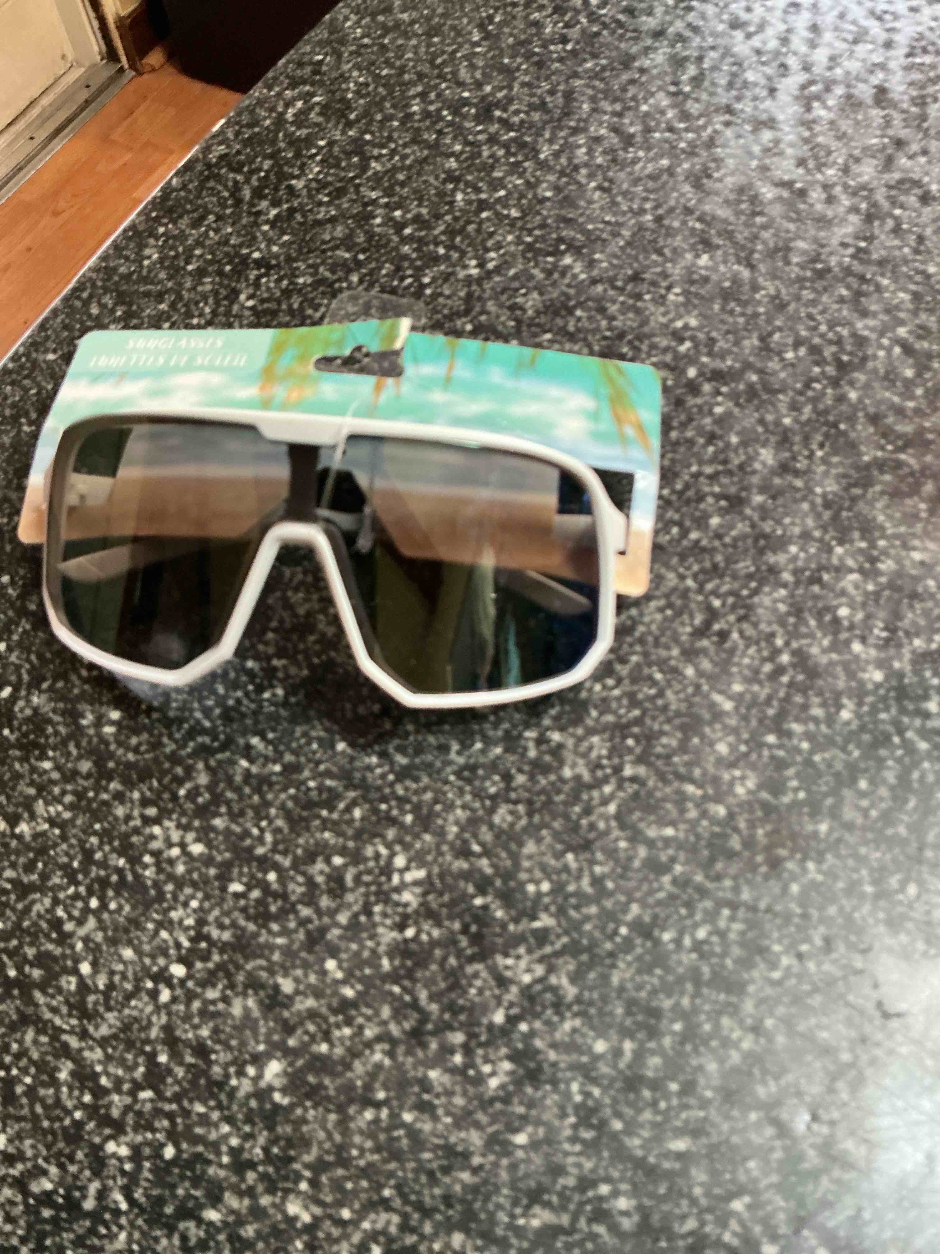 Condition photo showing New/Like New for Sunglass Lunettes DE Soleil 
