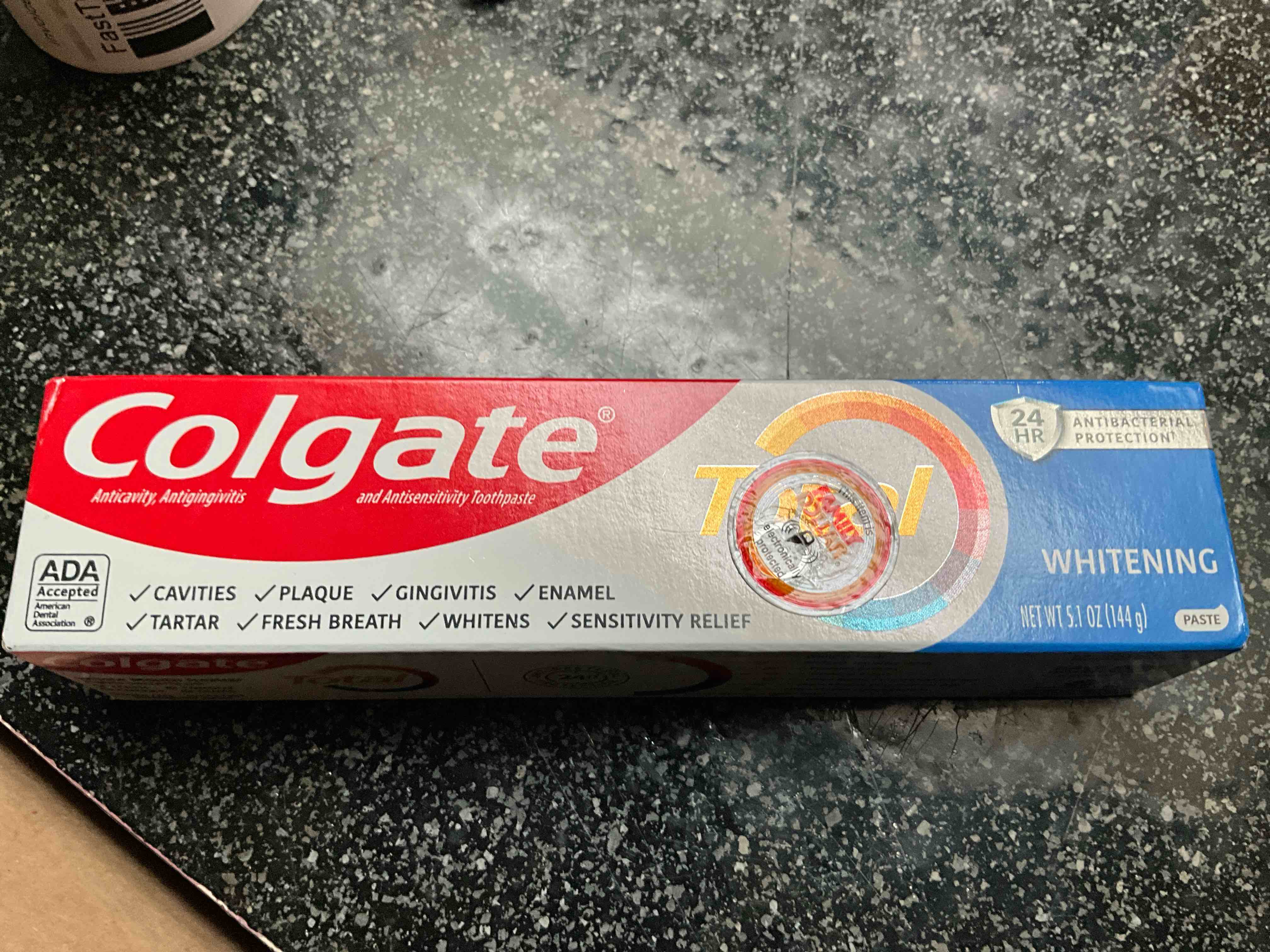 colgate total active prevention whitening toothpaste, whitening fluoride toothpaste, clinically proven formula fights plaque bacteria, mint, 5.1 oz