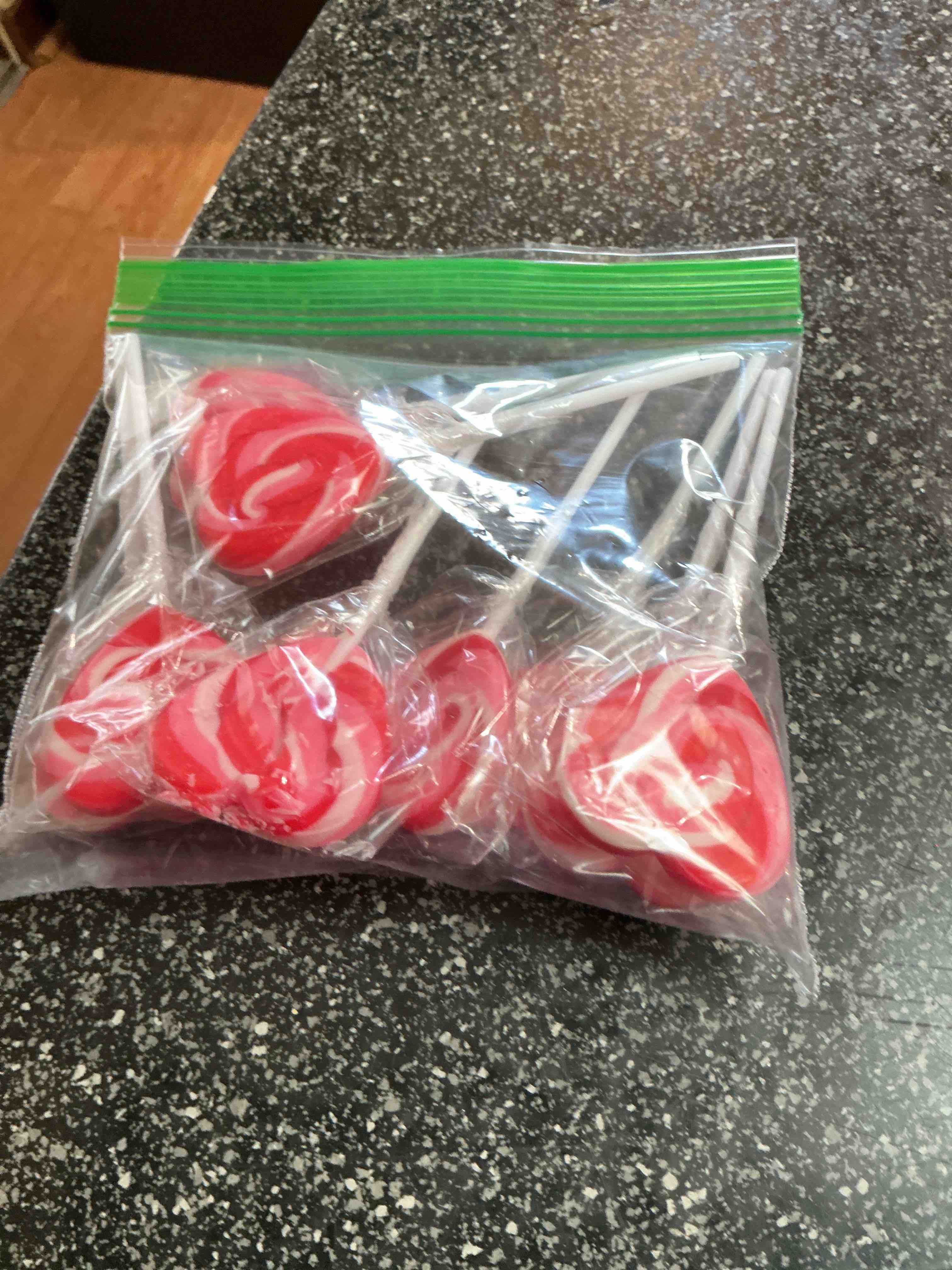 Condition photo showing New/Like New for Heart Shape Lollipop 9 Count 