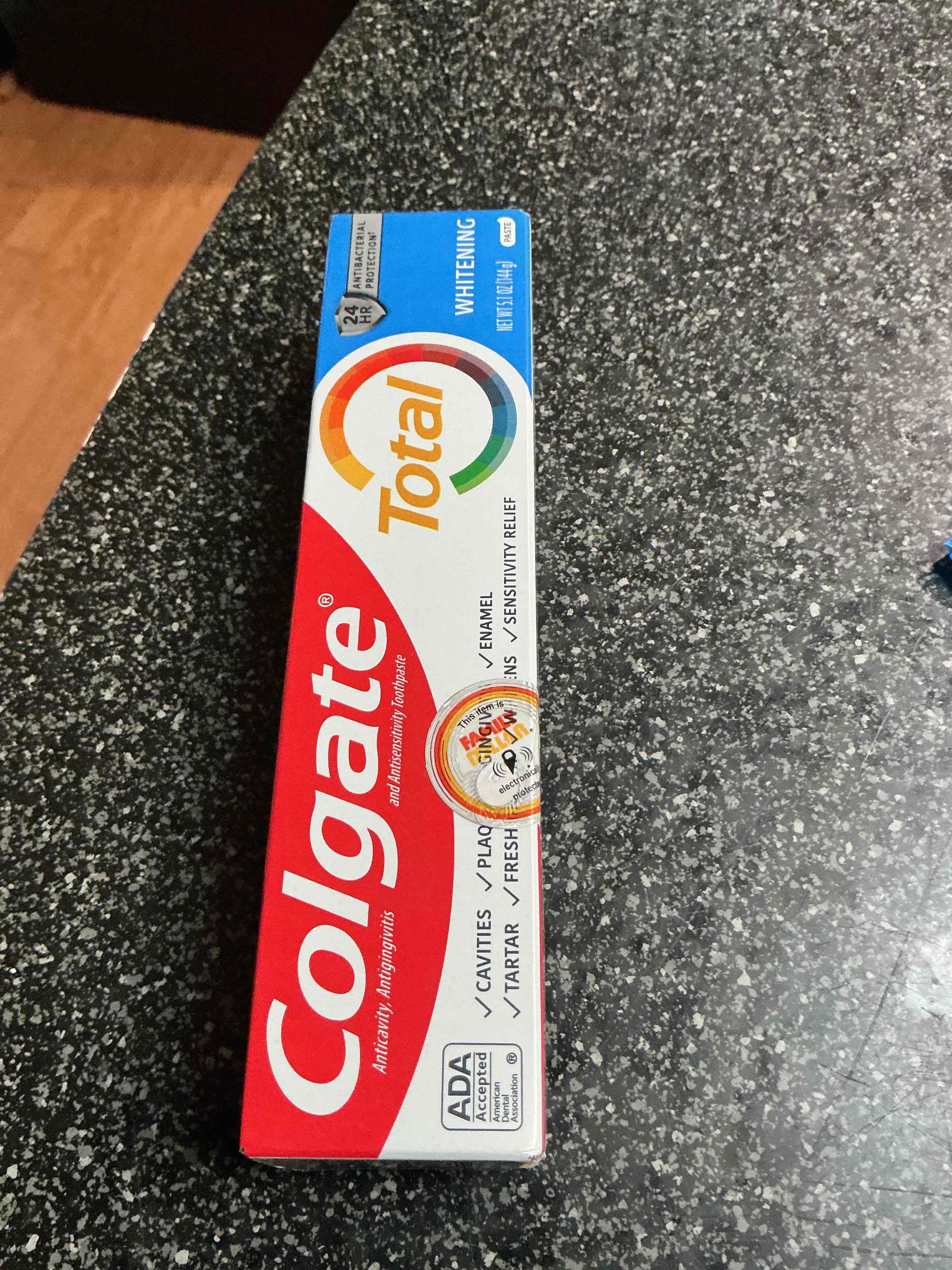 colgate total active prevention whitening toothpaste, whitening fluoride toothpaste, clinically proven formula fights plaque bacteria, mint, 5.1 oz
