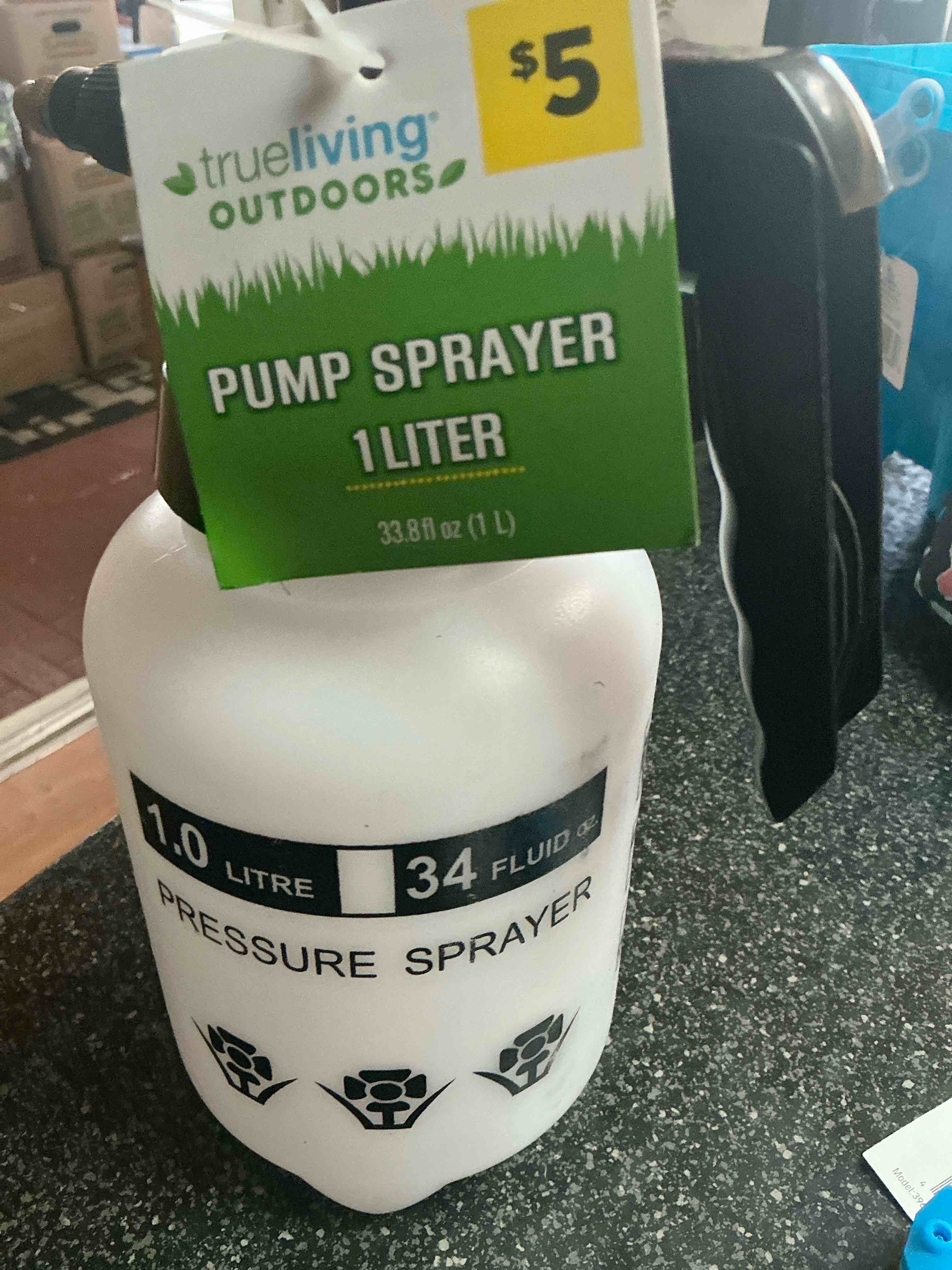 TrueLiving Outdoors  Pump Sprayer 1 Litter 
