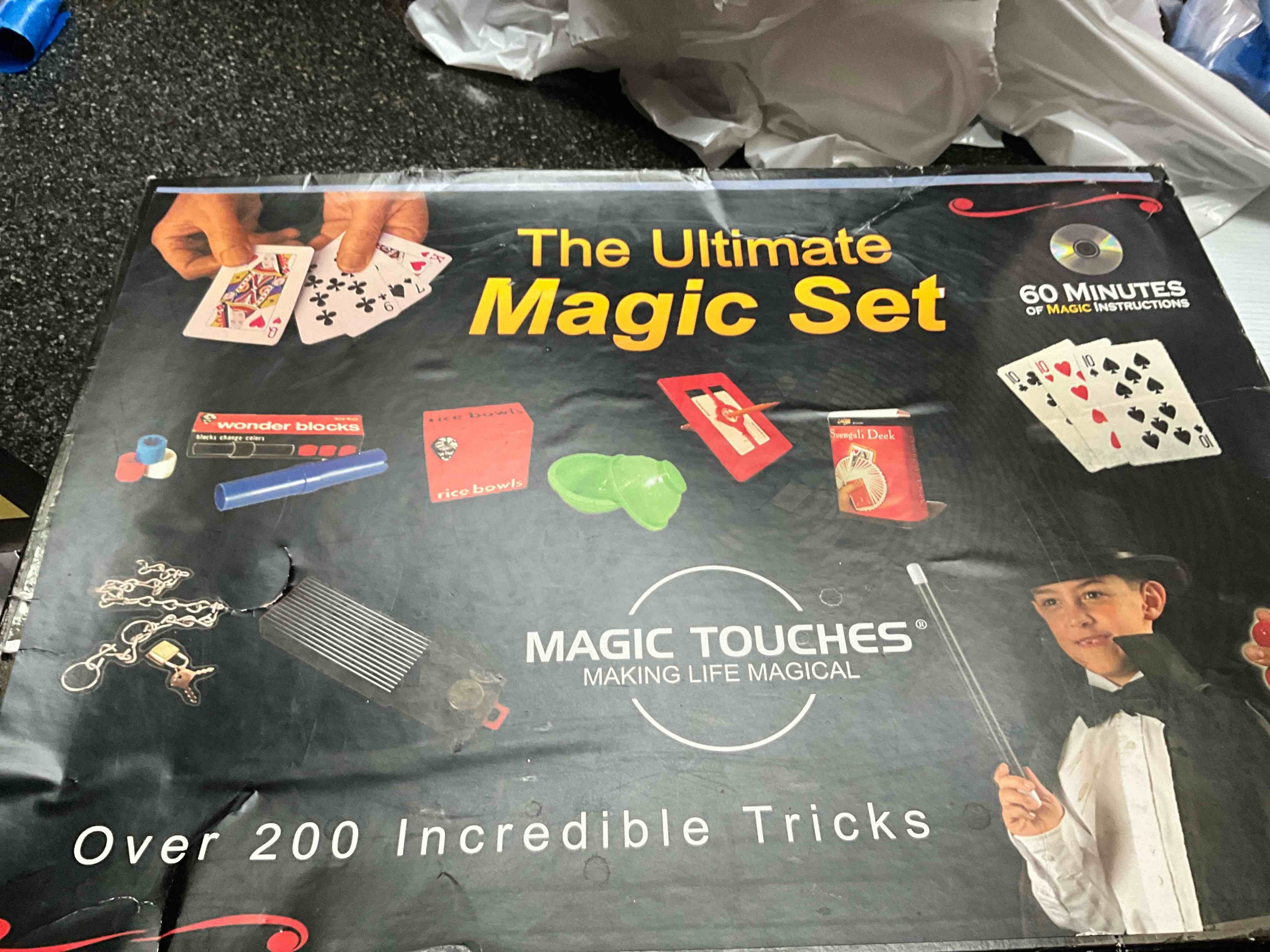 The Ultimate Magic Set - over 200 incredible tricks 
