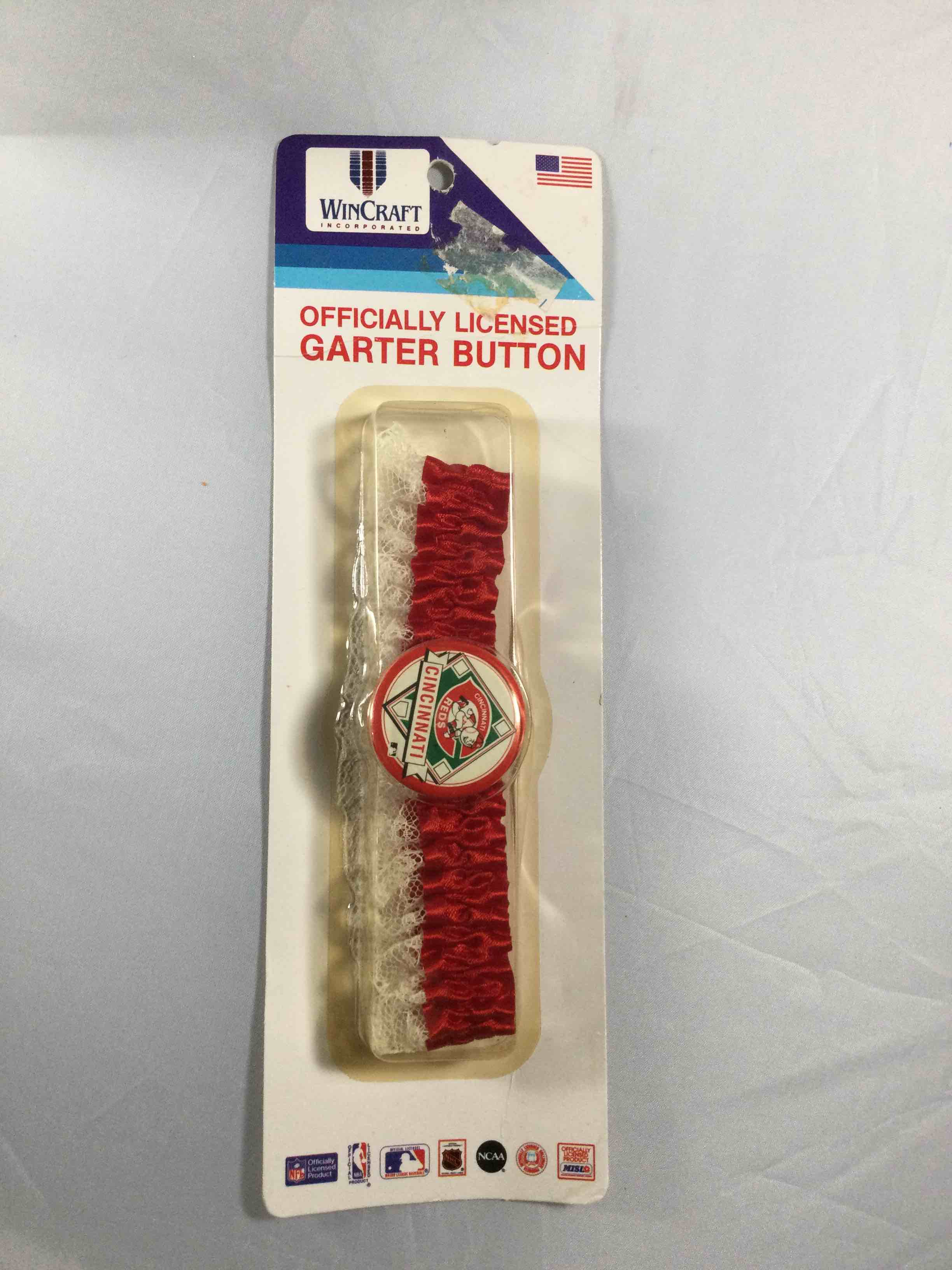 WinCraft Cincinnati Reds Garter Button - Appears Unopened