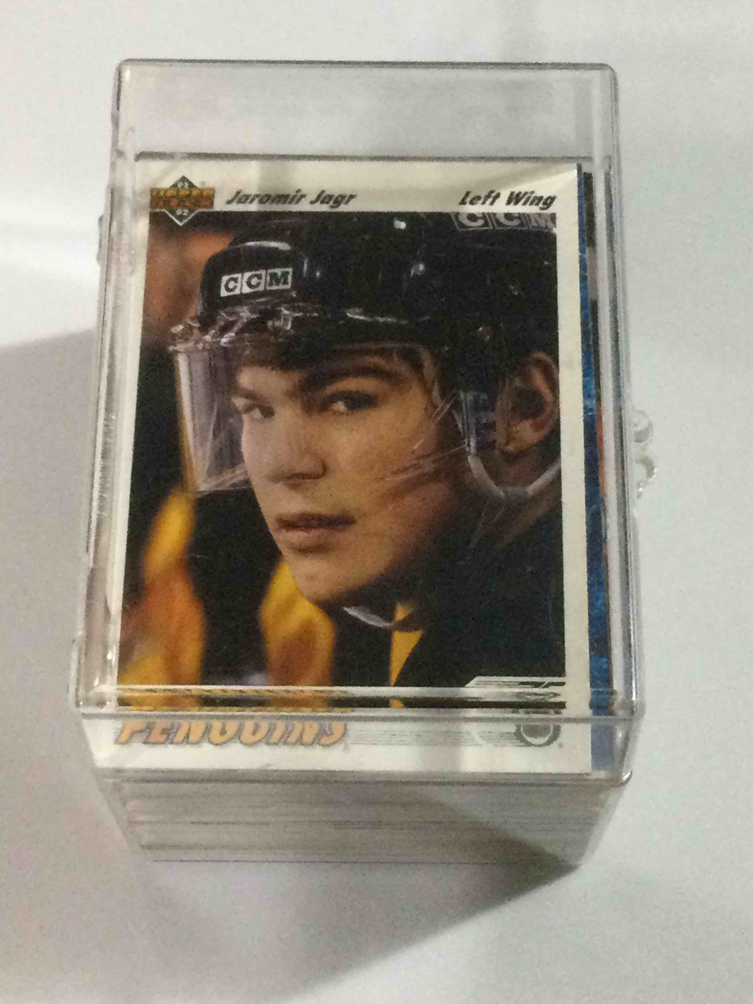 Plastic box of 100 Assorted Hockey Cards