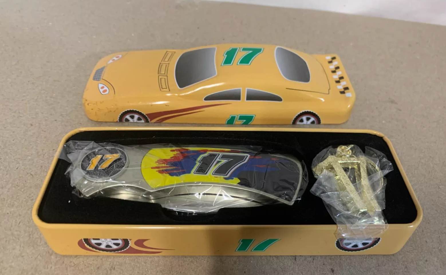 NASCAR Collectible Tin Matt Kenseth #17 Lockback Folding Knife Keyring 