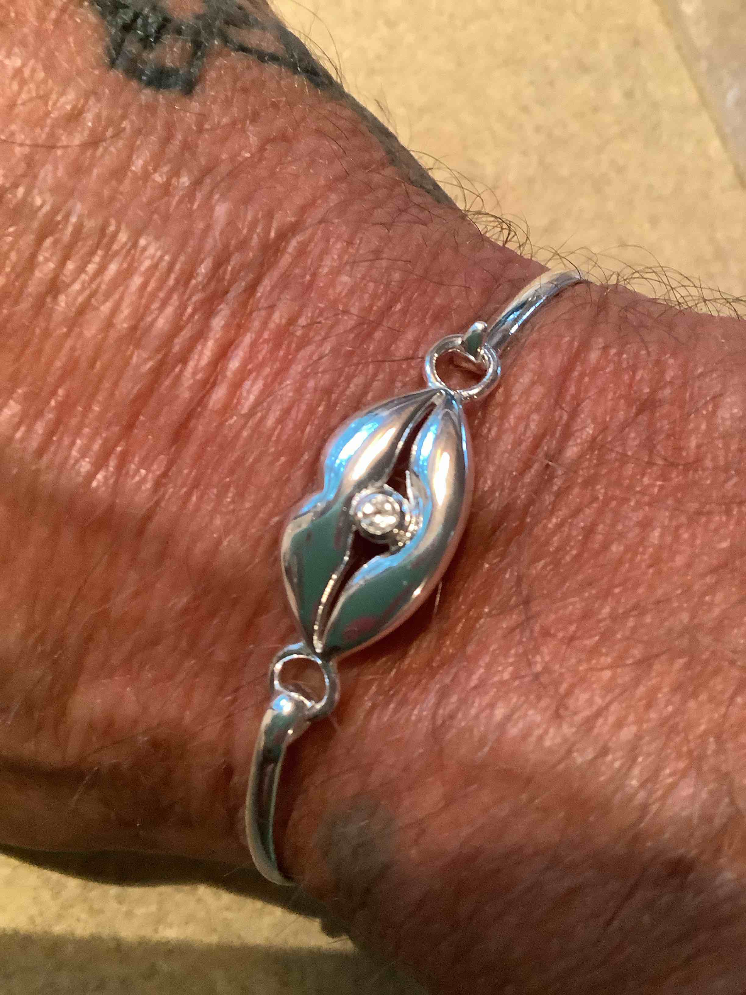 Cubic Zirconia Lips Bangle Top Closure Bracelet Fine Silver Plated 