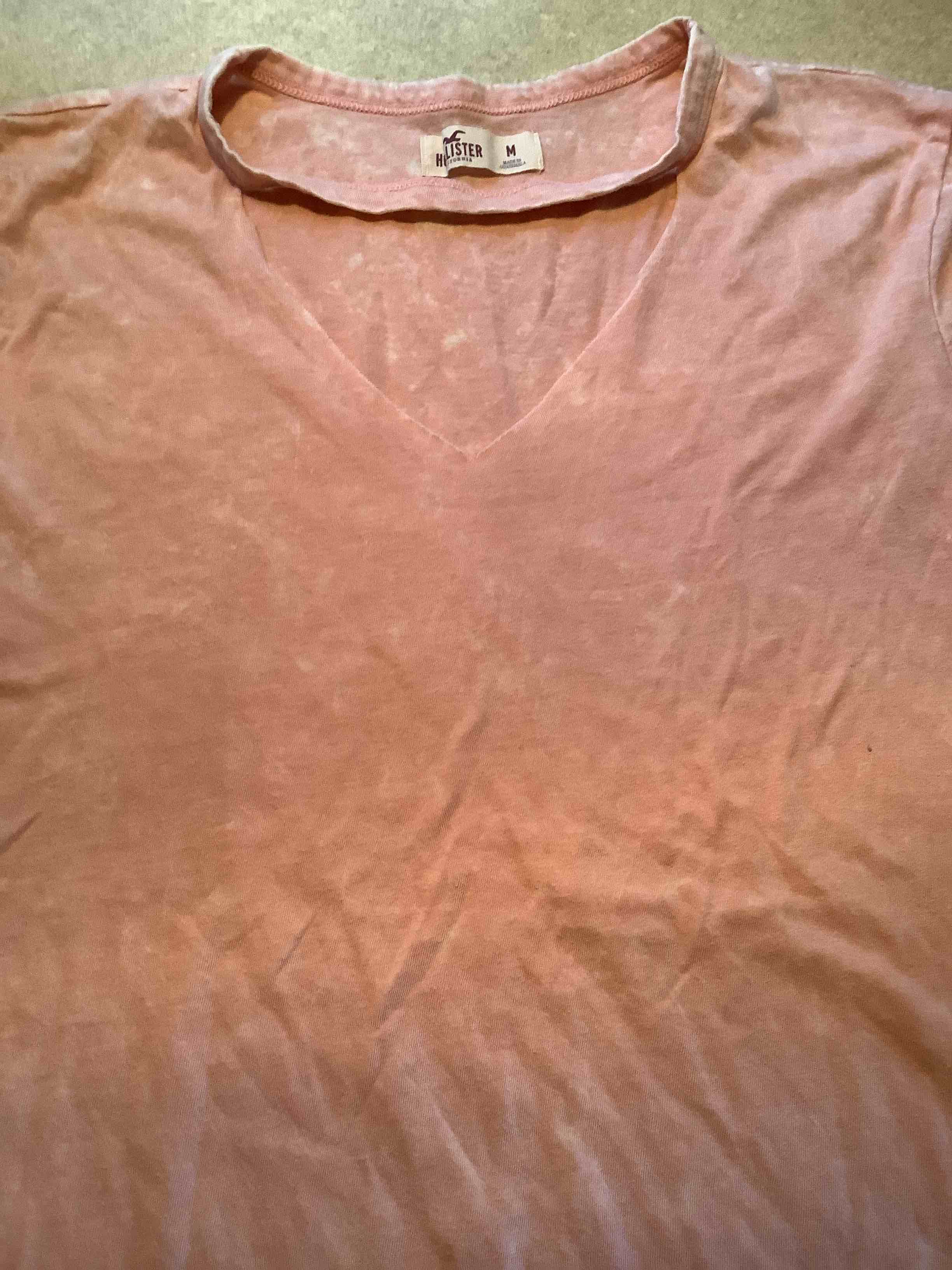 Hollister Keyhole V-Neck T-Shirt Medium (Peach) Cap Sleeve 