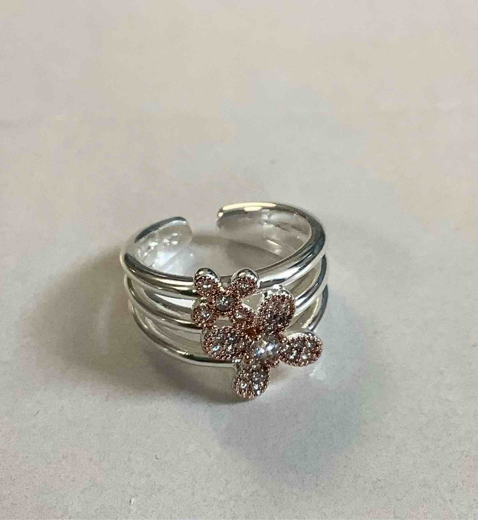 Beautiful Cubic Zirconia Flower Toe Ring 
