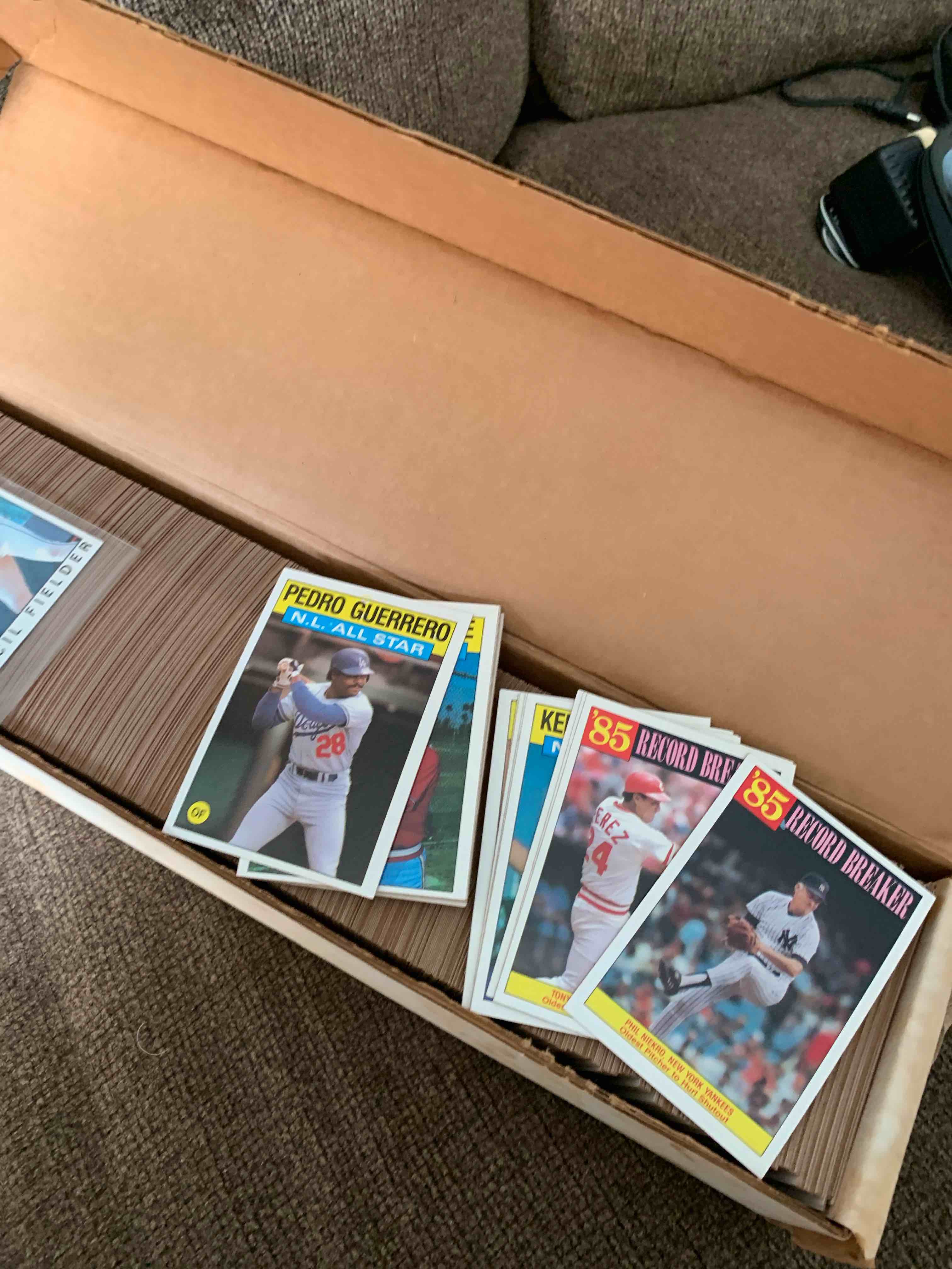 Box of 1986 Topps Baseball Cards 